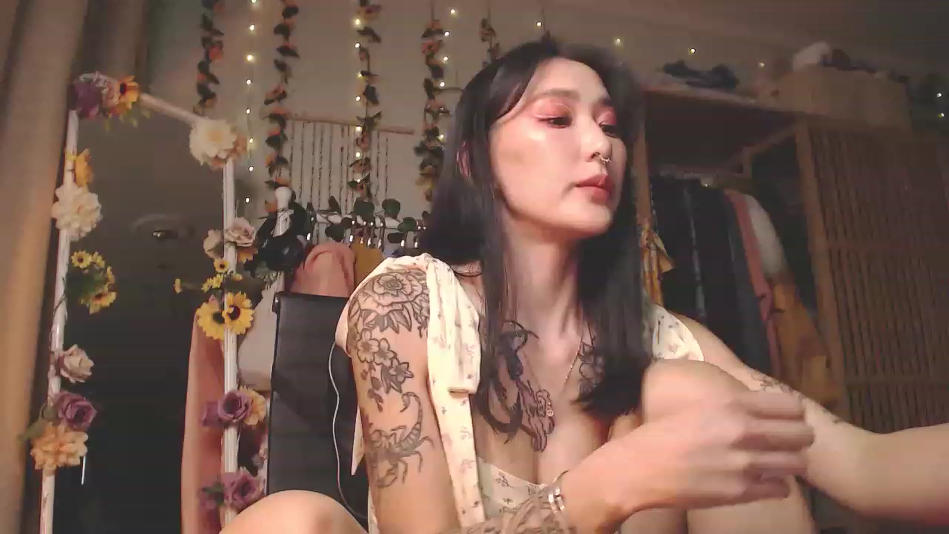 Gallery image thumbnail from KellyAsian's myfreecams stream on, 11/15/2022, 09:37 image 9 of 20