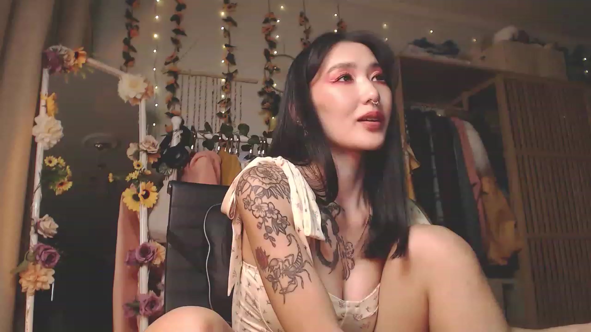 Gallery image thumbnail from KellyAsian's myfreecams stream on, 11/15/2022, 09:37 image 6 of 20