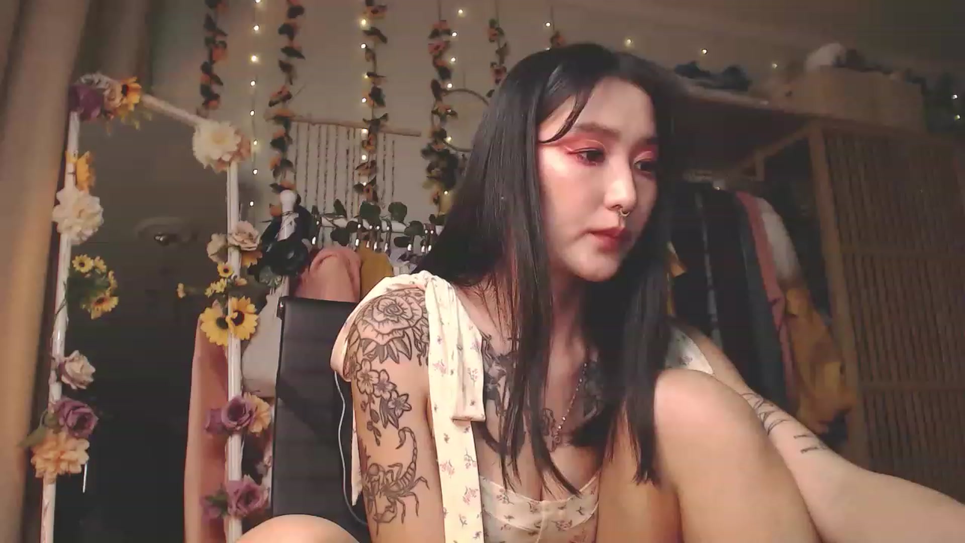 Gallery image thumbnail from KellyAsian's myfreecams stream on, 11/15/2022, 09:37 image 17 of 20