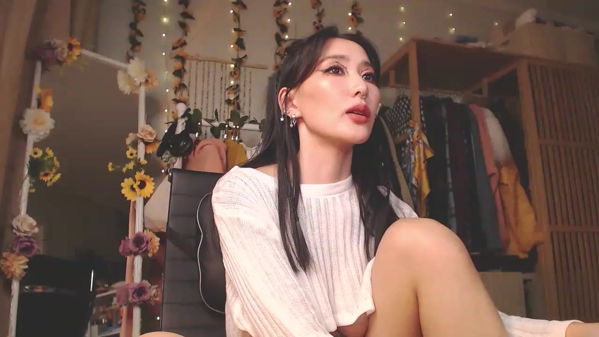 Gallery image thumbnail from KellyAsian's myfreecams stream on, 11/19/2022, 16:01 image 6 of 20