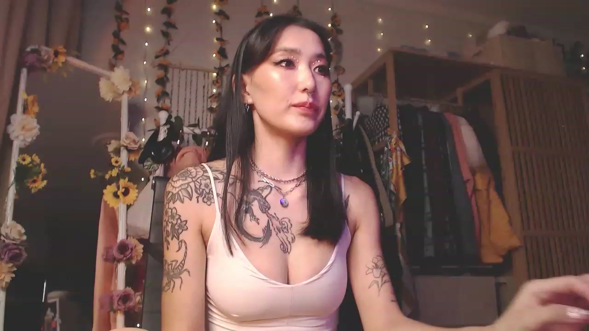 Gallery image thumbnail from KellyAsian's myfreecams stream on, 11/21/2022, 10:42 image 13 of 20
