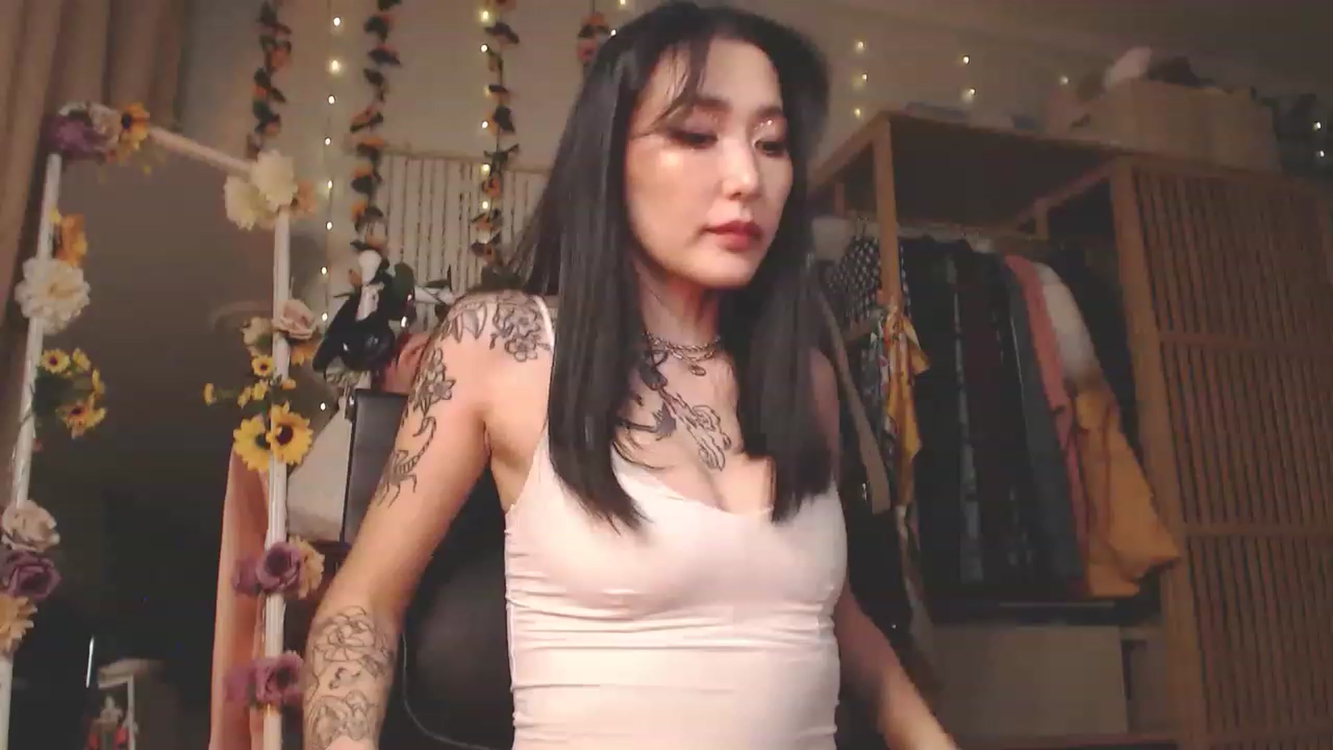 Gallery image thumbnail from KellyAsian's myfreecams stream on, 11/21/2022, 10:42 image 1 of 20