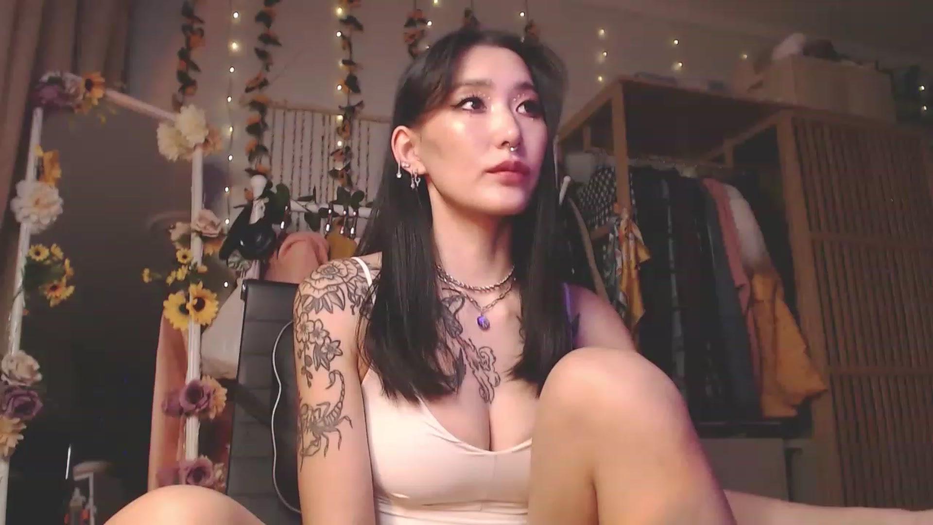 Gallery image thumbnail from KellyAsian's myfreecams stream on, 11/21/2022, 10:42 image 9 of 20