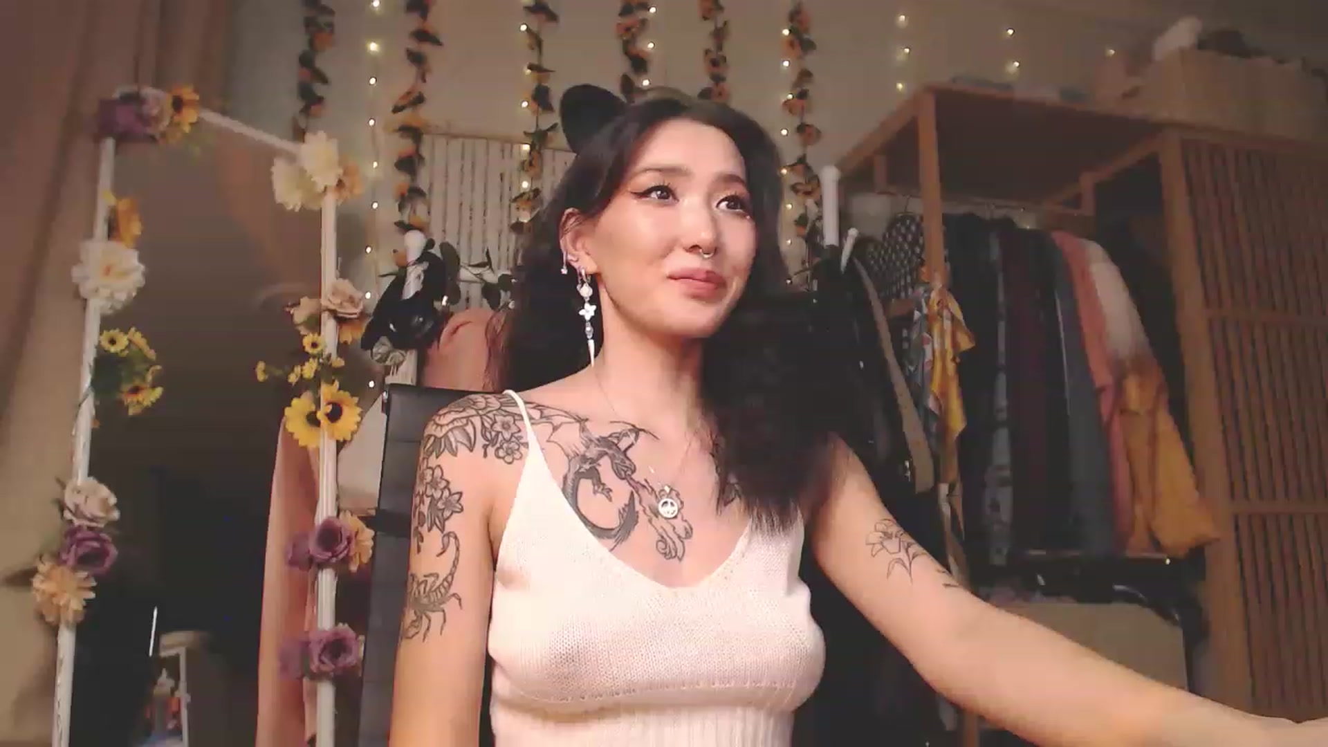 Gallery image thumbnail from KellyAsian's myfreecams stream on, 11/23/2022, 08:27 image 6 of 20