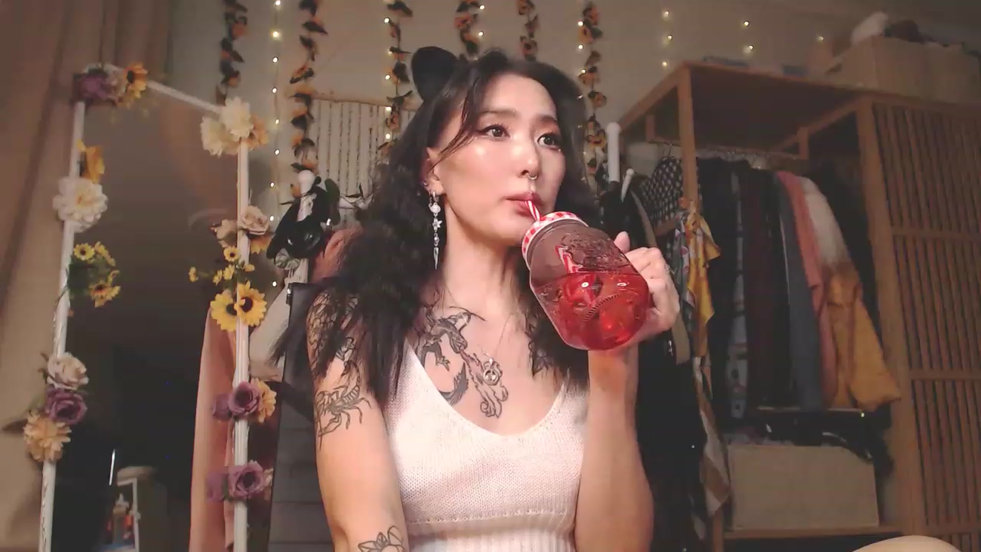 Gallery image thumbnail from KellyAsian's myfreecams stream on, 11/23/2022, 08:27 image 3 of 20
