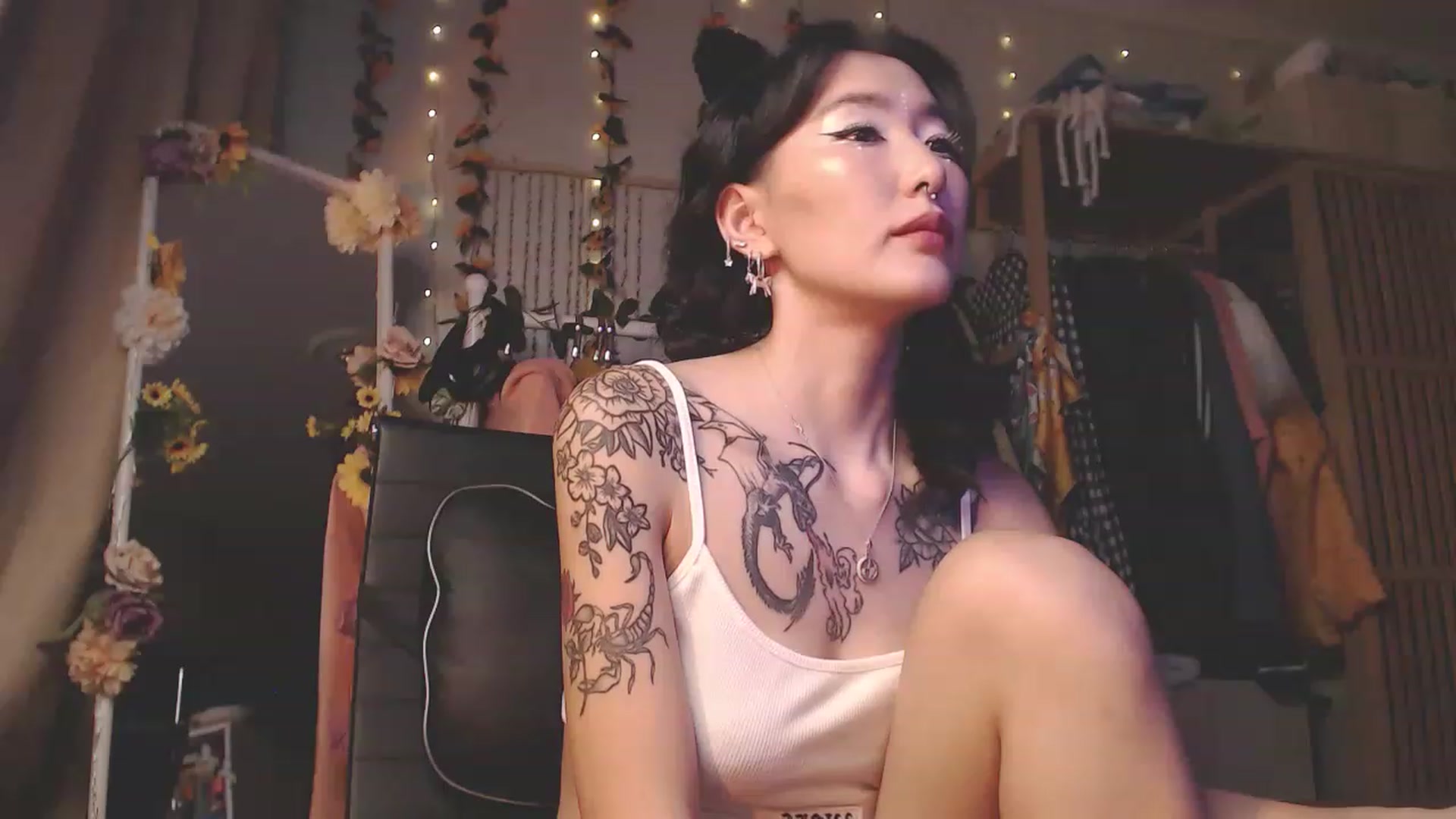Gallery image thumbnail from KellyAsian's myfreecams stream on, 11/25/2022, 08:41 image 12 of 20