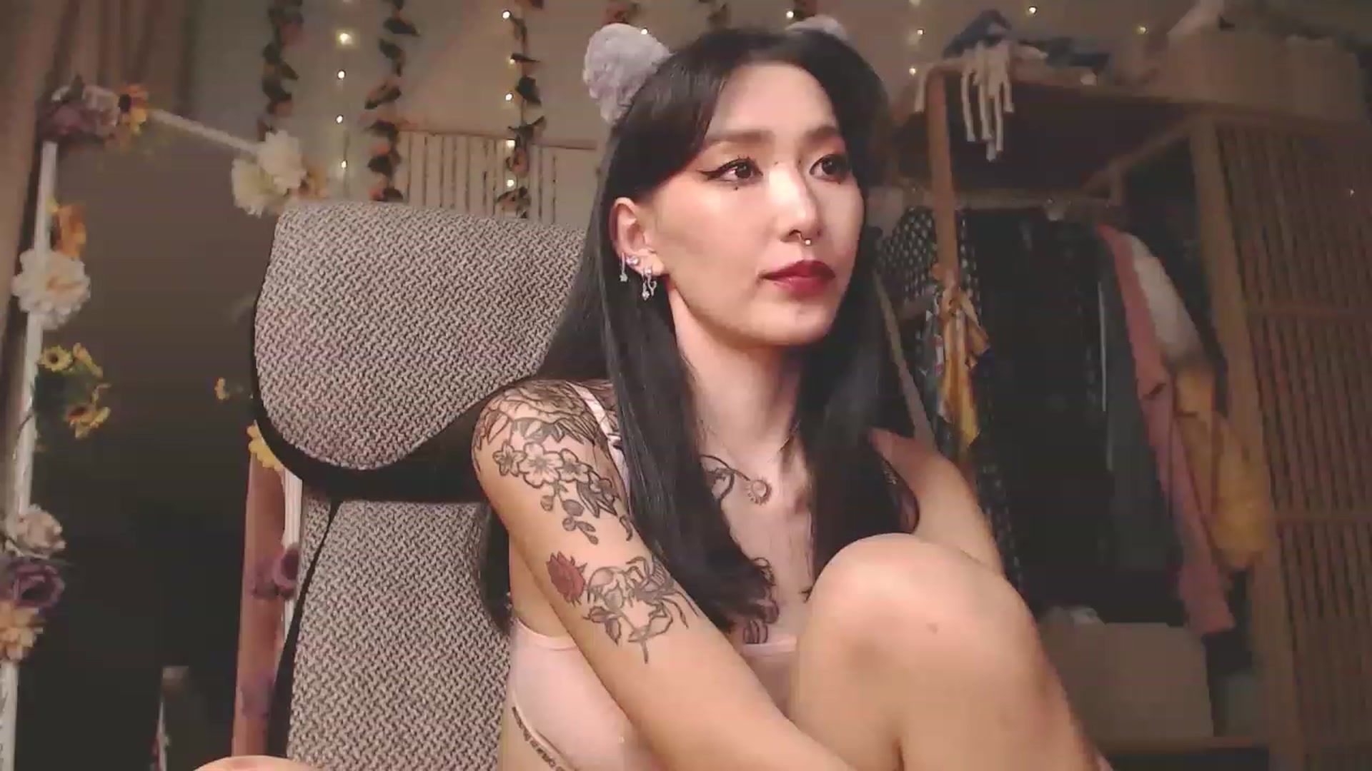 Gallery image thumbnail from KellyAsian's myfreecams stream on, 11/27/2022, 04:07 image 19 of 20