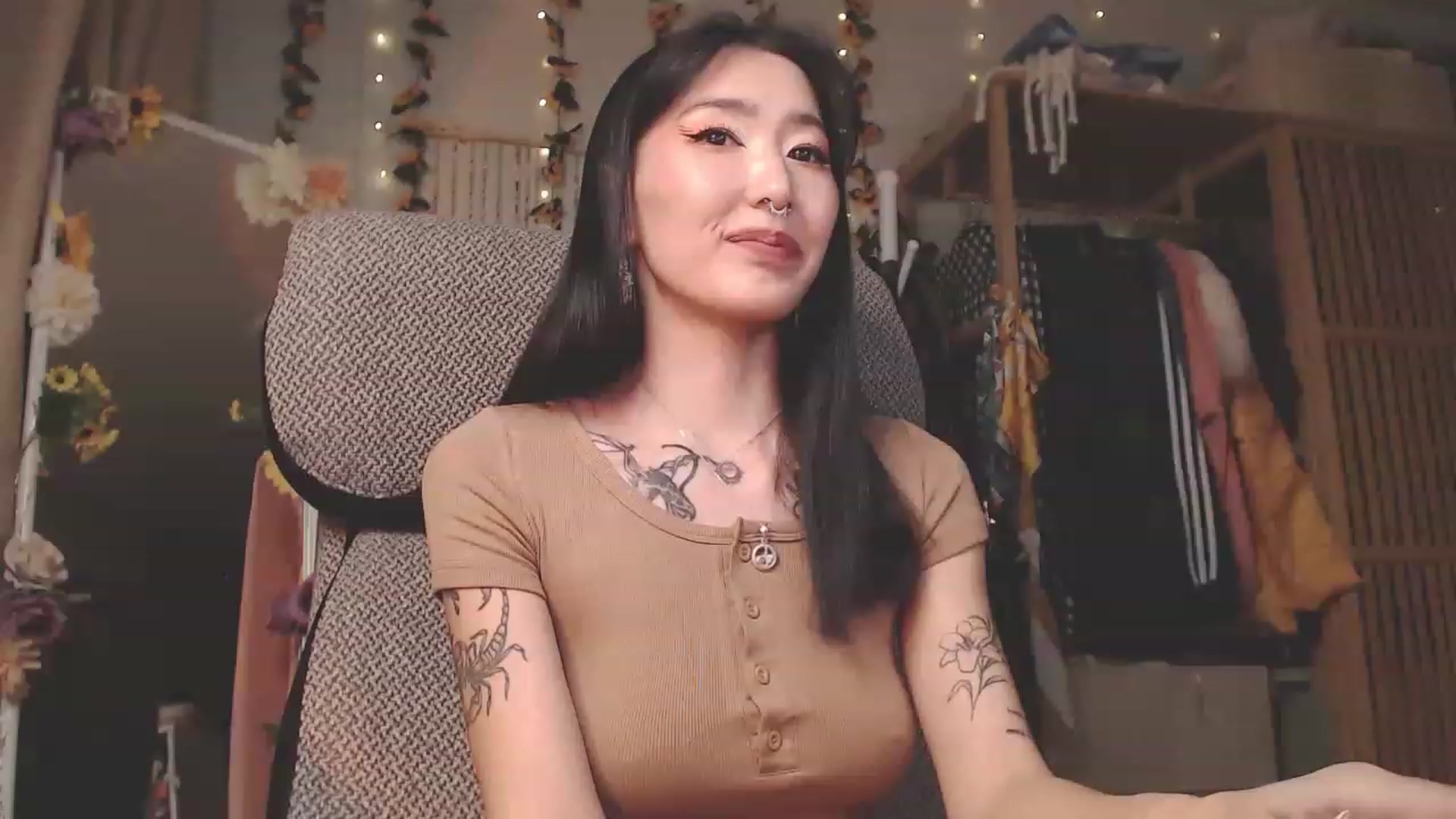 Gallery image thumbnail from KellyAsian's myfreecams stream on, 12/01/2022, 09:47 image 1 of 20