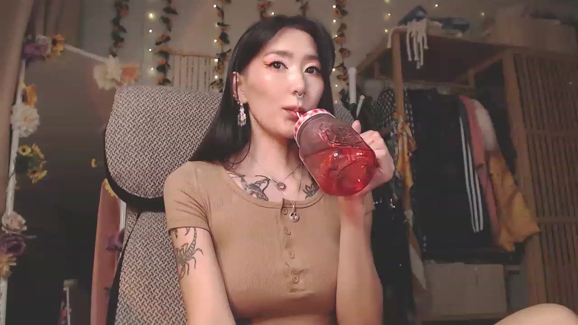 Gallery image thumbnail from KellyAsian's myfreecams stream on, 12/01/2022, 09:59 image 15 of 20
