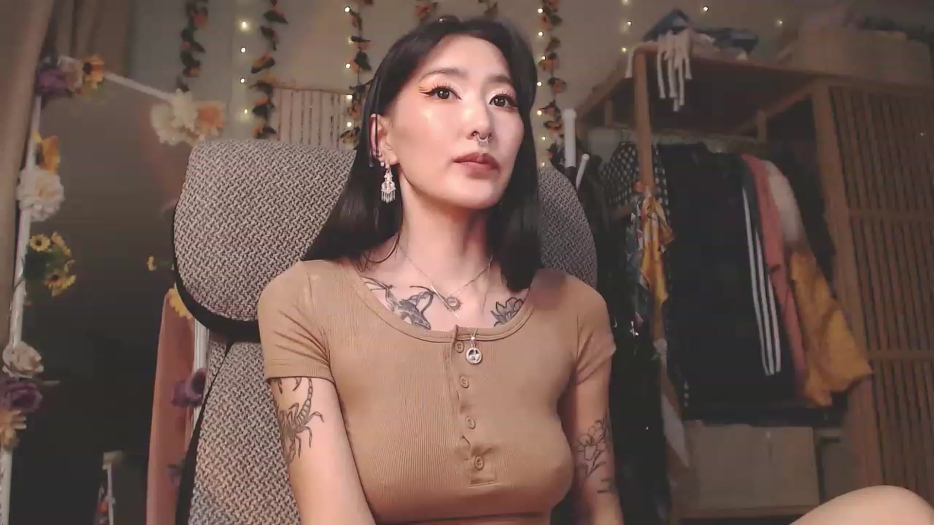 Gallery image thumbnail from KellyAsian's myfreecams stream on, 12/01/2022, 09:59 image 9 of 20