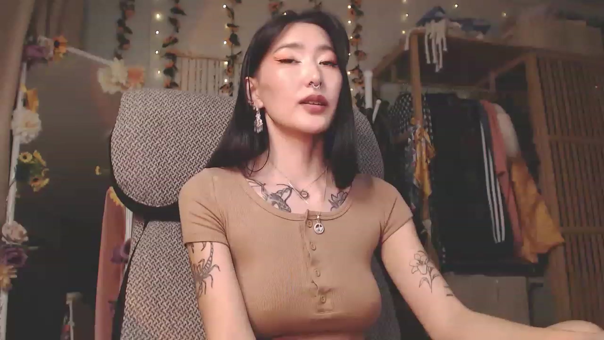 Gallery image thumbnail from KellyAsian's myfreecams stream on, 12/01/2022, 09:59 image 16 of 20