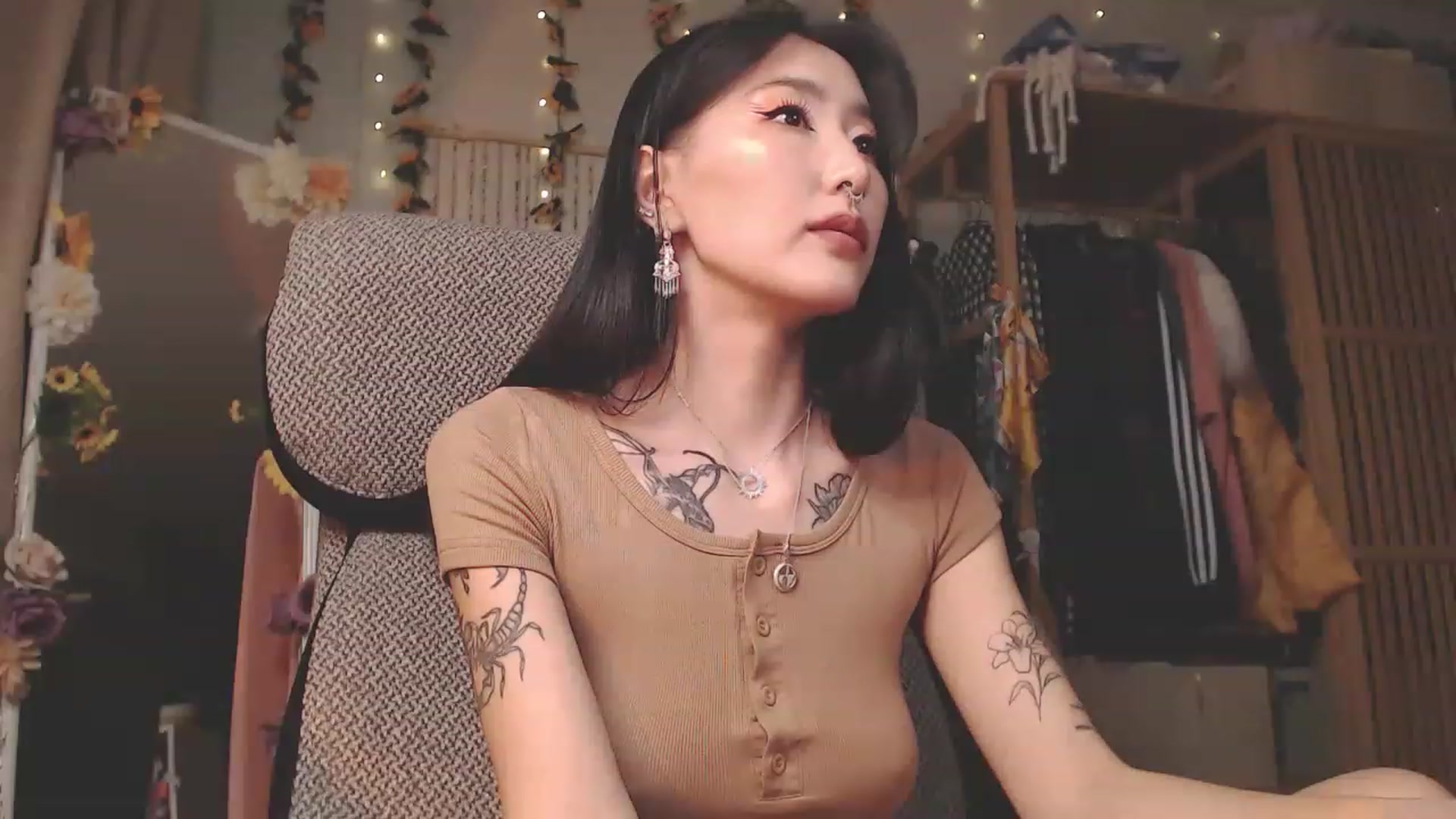Gallery image thumbnail from KellyAsian's myfreecams stream on, 12/01/2022, 09:59 image 12 of 20