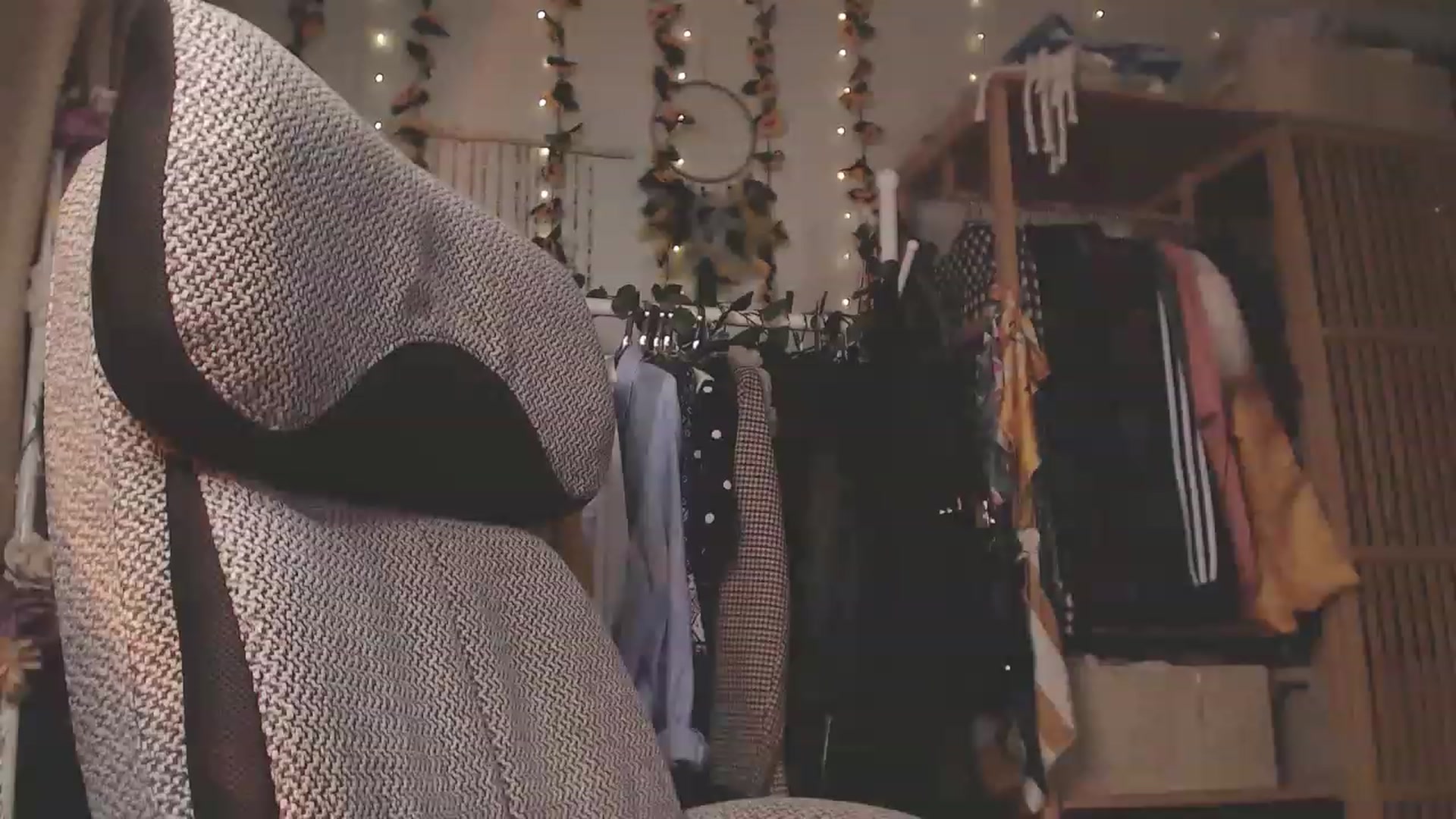 Gallery image thumbnail from KellyAsian's myfreecams stream on, 12/01/2022, 10:35 image 9 of 20