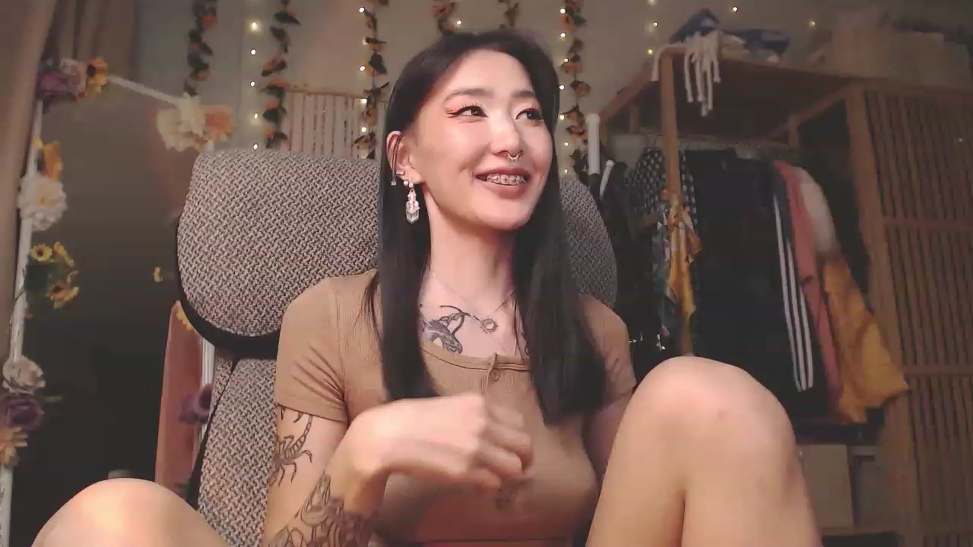 Gallery image thumbnail from KellyAsian's myfreecams stream on, 12/01/2022, 10:35 image 13 of 20