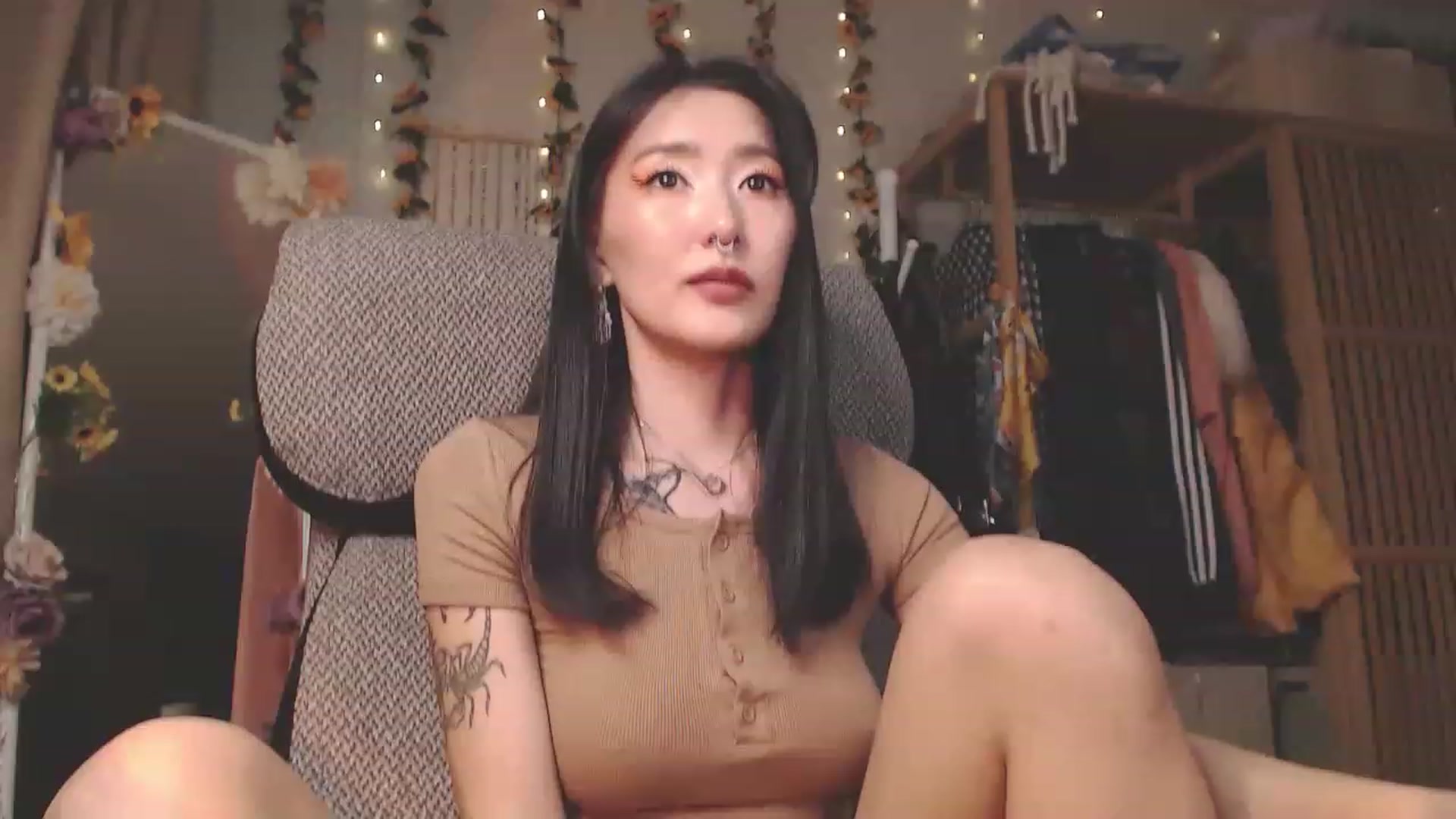 Gallery image thumbnail from KellyAsian's myfreecams stream on, 12/01/2022, 11:10 image 18 of 20