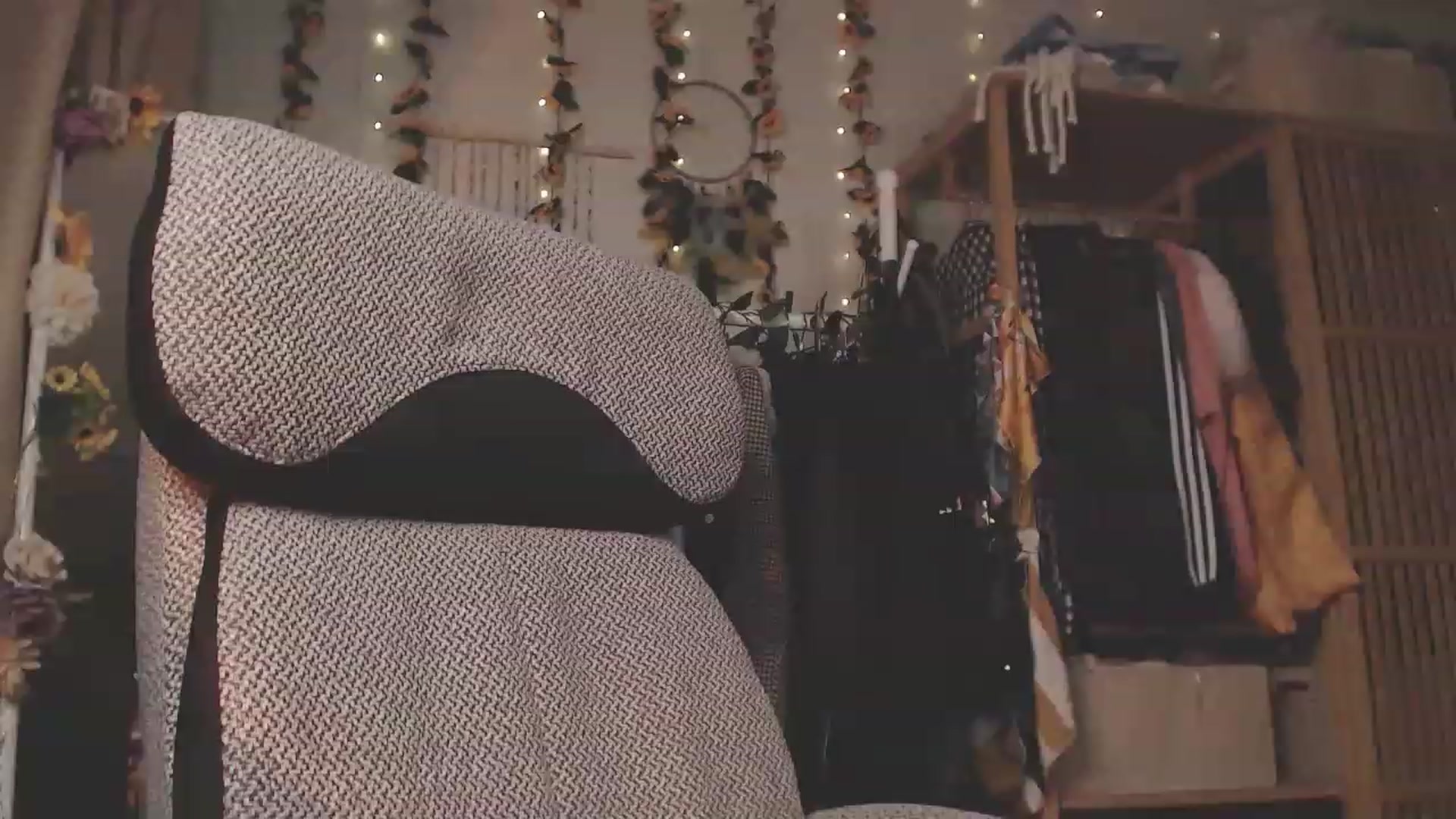 Gallery image thumbnail from KellyAsian's myfreecams stream on, 12/01/2022, 11:10 image 16 of 20