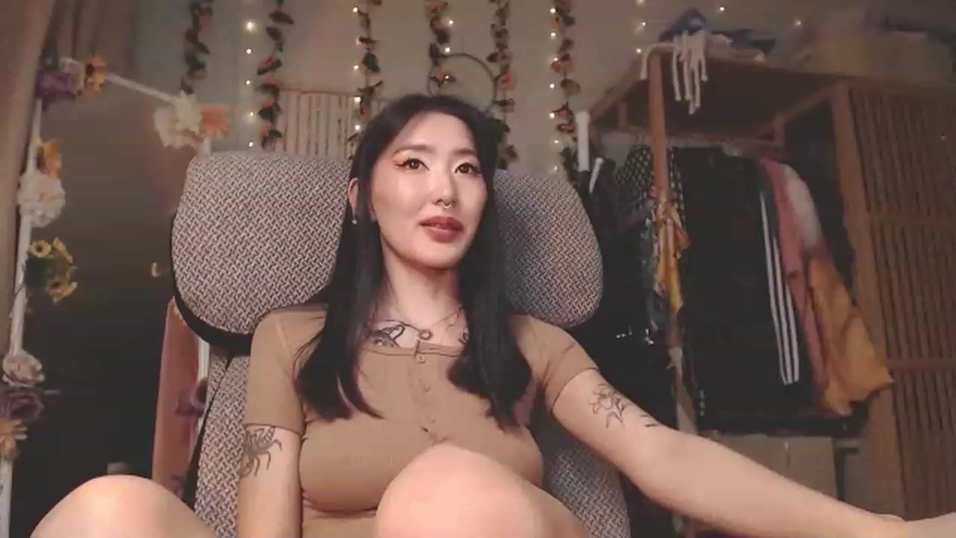 Gallery image thumbnail from KellyAsian's myfreecams stream on, 12/01/2022, 11:10 image 1 of 20