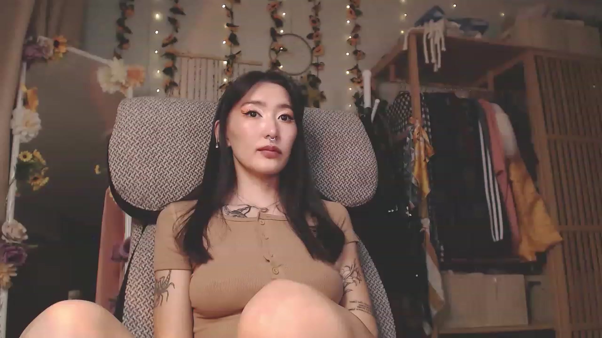 Gallery image thumbnail from KellyAsian's myfreecams stream on, 12/01/2022, 11:10 image 3 of 20