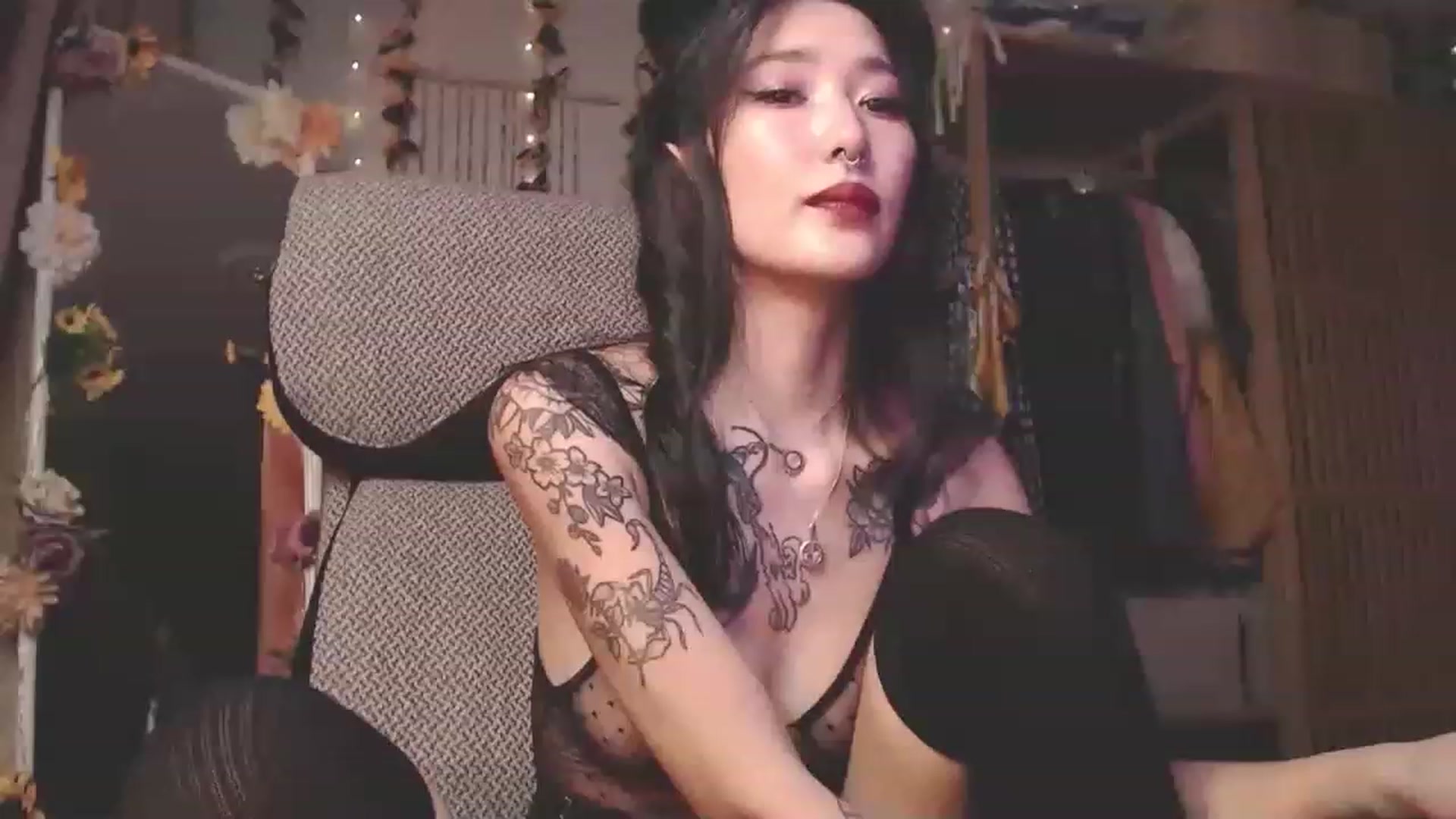 Gallery image thumbnail from KellyAsian's myfreecams stream on, 12/04/2022, 12:43 image 18 of 20
