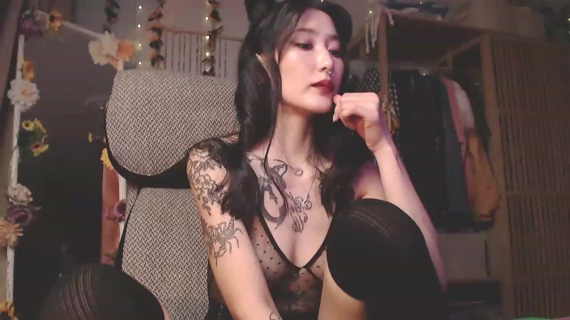 Gallery image thumbnail from KellyAsian's myfreecams stream on, 12/04/2022, 12:43 image 16 of 20