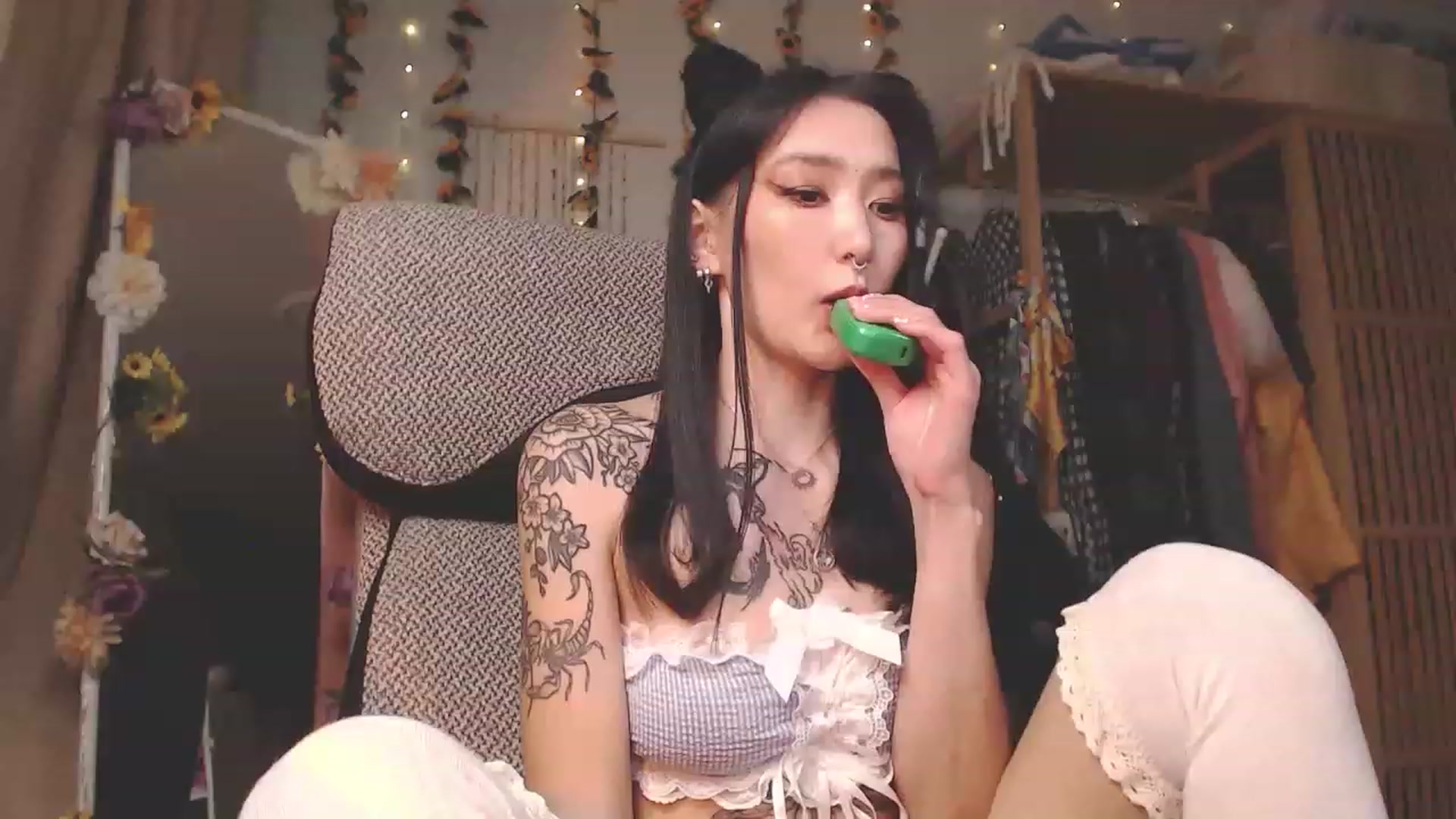 Gallery image thumbnail from KellyAsian's myfreecams stream on, 12/05/2022, 09:00 image 17 of 20