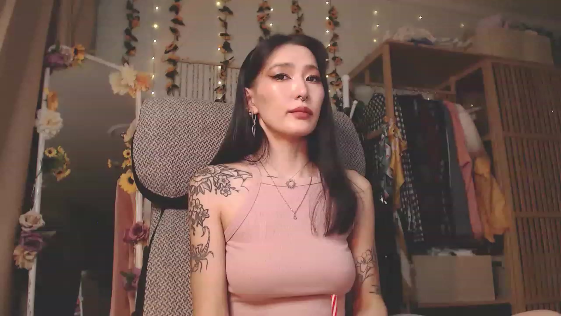Gallery image thumbnail from KellyAsian's myfreecams stream on, 12/12/2022, 09:37 image 10 of 20
