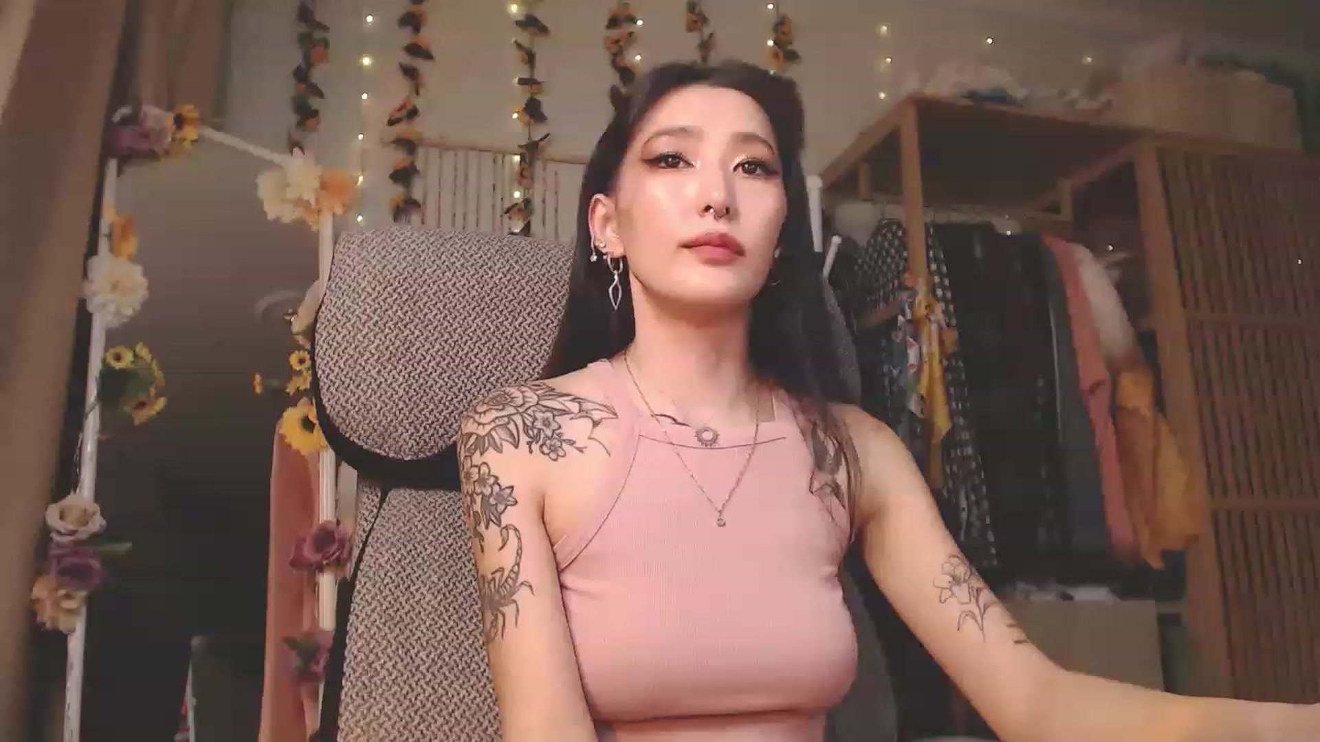 Gallery image thumbnail from KellyAsian's myfreecams stream on, 12/12/2022, 09:37 image 3 of 20