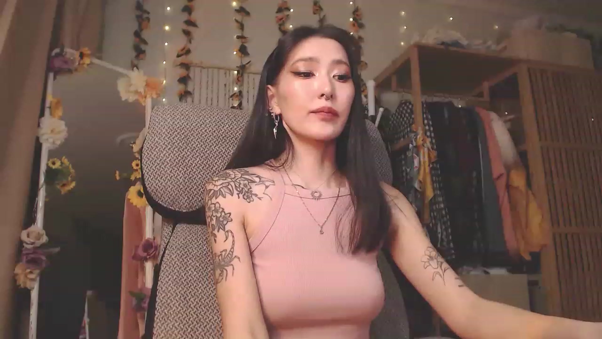 Gallery image thumbnail from KellyAsian's myfreecams stream on, 12/12/2022, 09:37 image 9 of 20