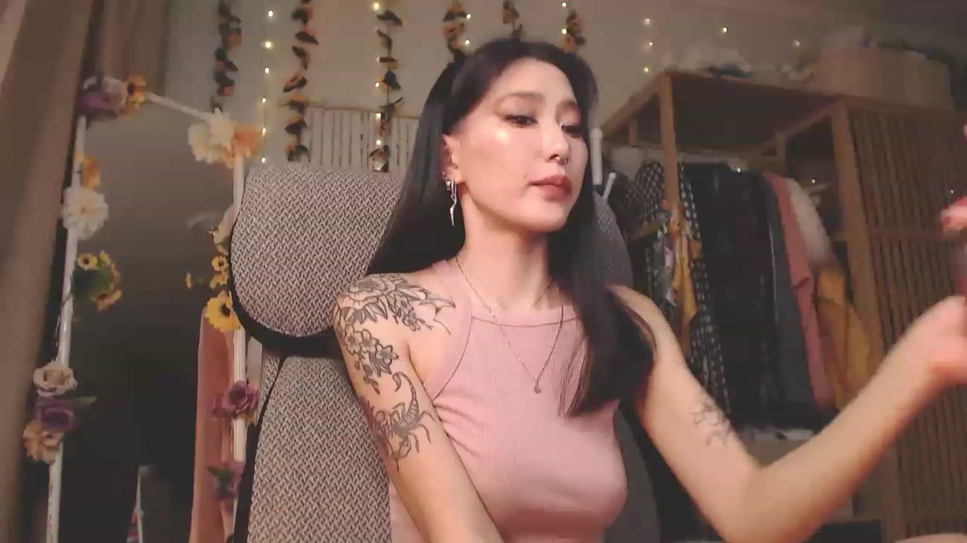 Gallery image thumbnail from KellyAsian's myfreecams stream on, 12/12/2022, 09:37 image 17 of 20