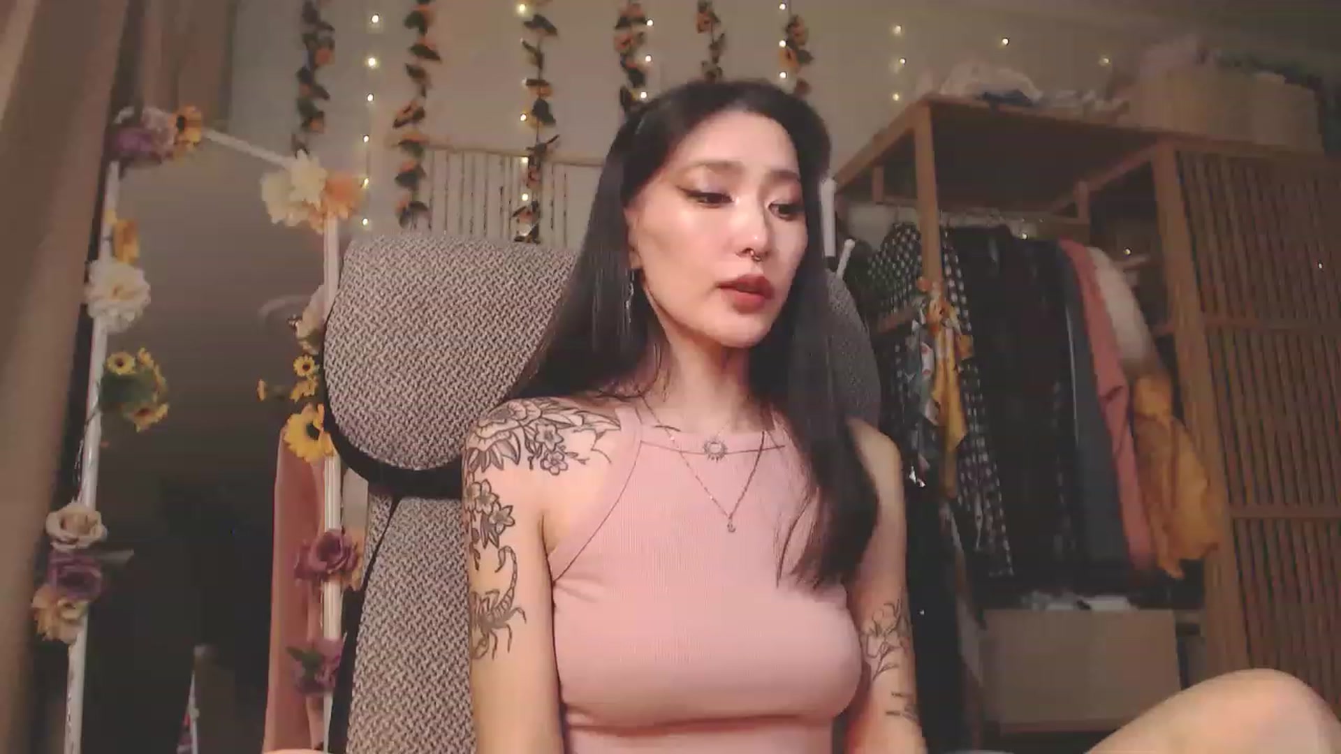 Gallery image thumbnail from KellyAsian's myfreecams stream on, 12/12/2022, 09:37 image 13 of 20