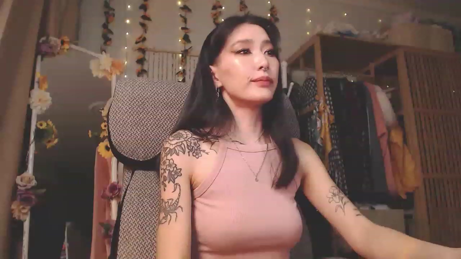 Gallery image thumbnail from KellyAsian's myfreecams stream on, 12/12/2022, 09:37 image 16 of 20