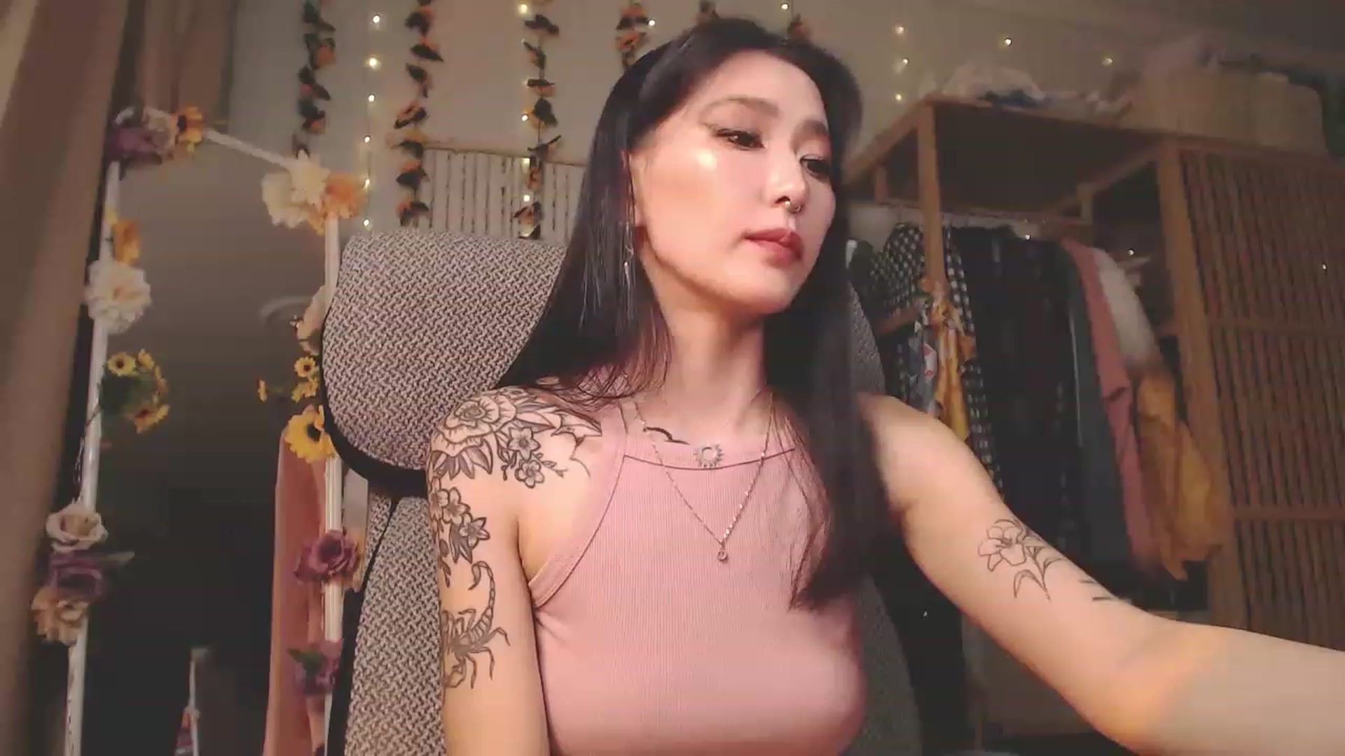 Gallery image thumbnail from KellyAsian's myfreecams stream on, 12/12/2022, 09:37 image 14 of 20