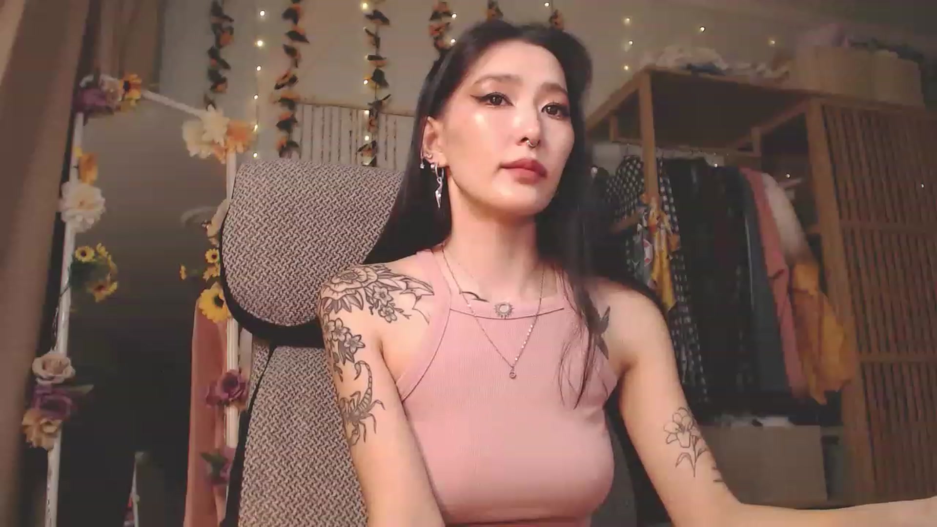 Gallery image thumbnail from KellyAsian's myfreecams stream on, 12/12/2022, 09:37 image 4 of 20