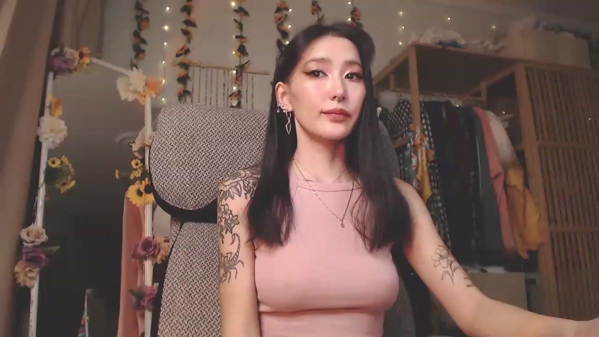 Gallery image thumbnail from KellyAsian's myfreecams stream on, 12/12/2022, 10:00 image 11 of 20