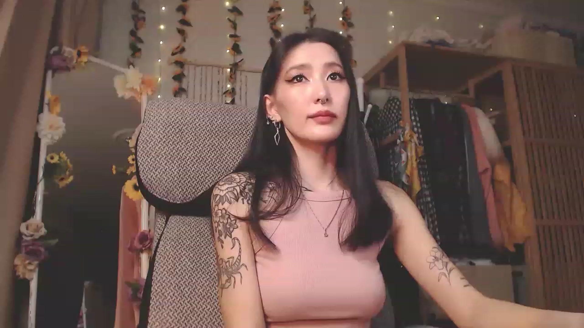 Gallery image thumbnail from KellyAsian's myfreecams stream on, 12/12/2022, 10:00 image 9 of 20