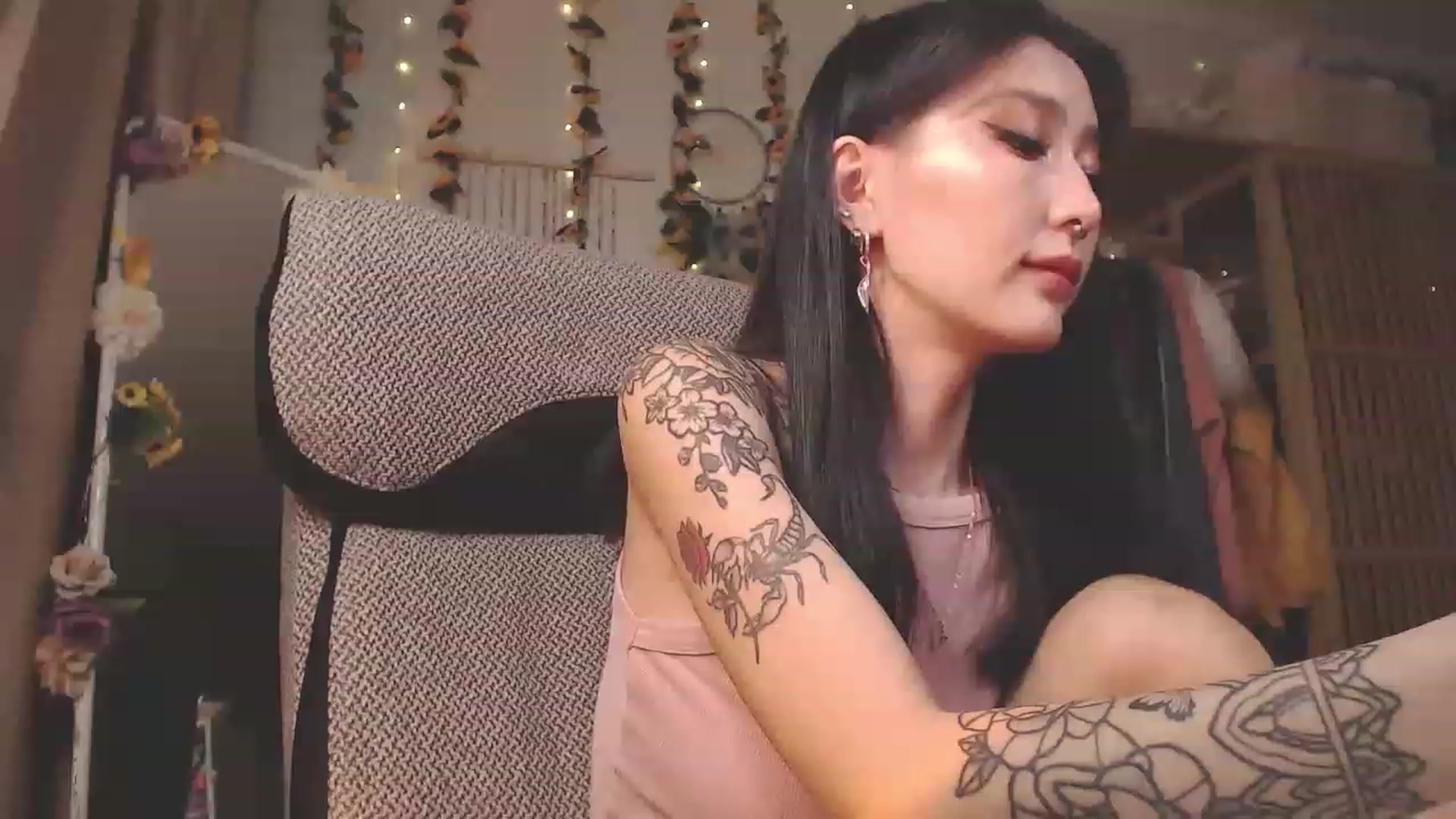 Gallery image thumbnail from KellyAsian's myfreecams stream on, 12/12/2022, 10:00 image 20 of 20