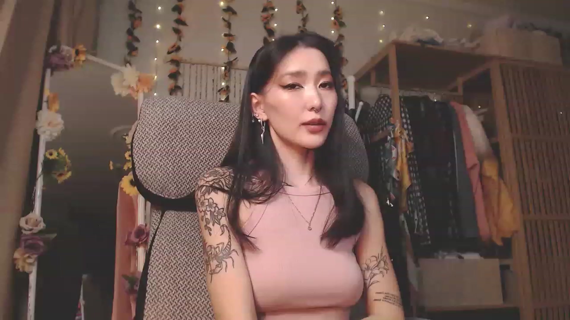 Gallery image thumbnail from KellyAsian's myfreecams stream on, 12/12/2022, 10:00 image 8 of 20