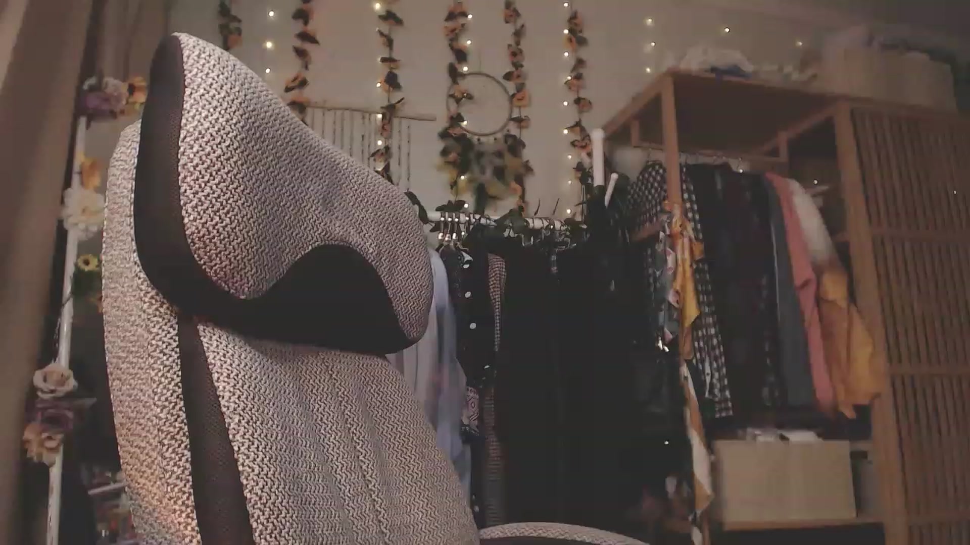 Gallery image thumbnail from KellyAsian's myfreecams stream on, 12/12/2022, 10:00 image 10 of 20
