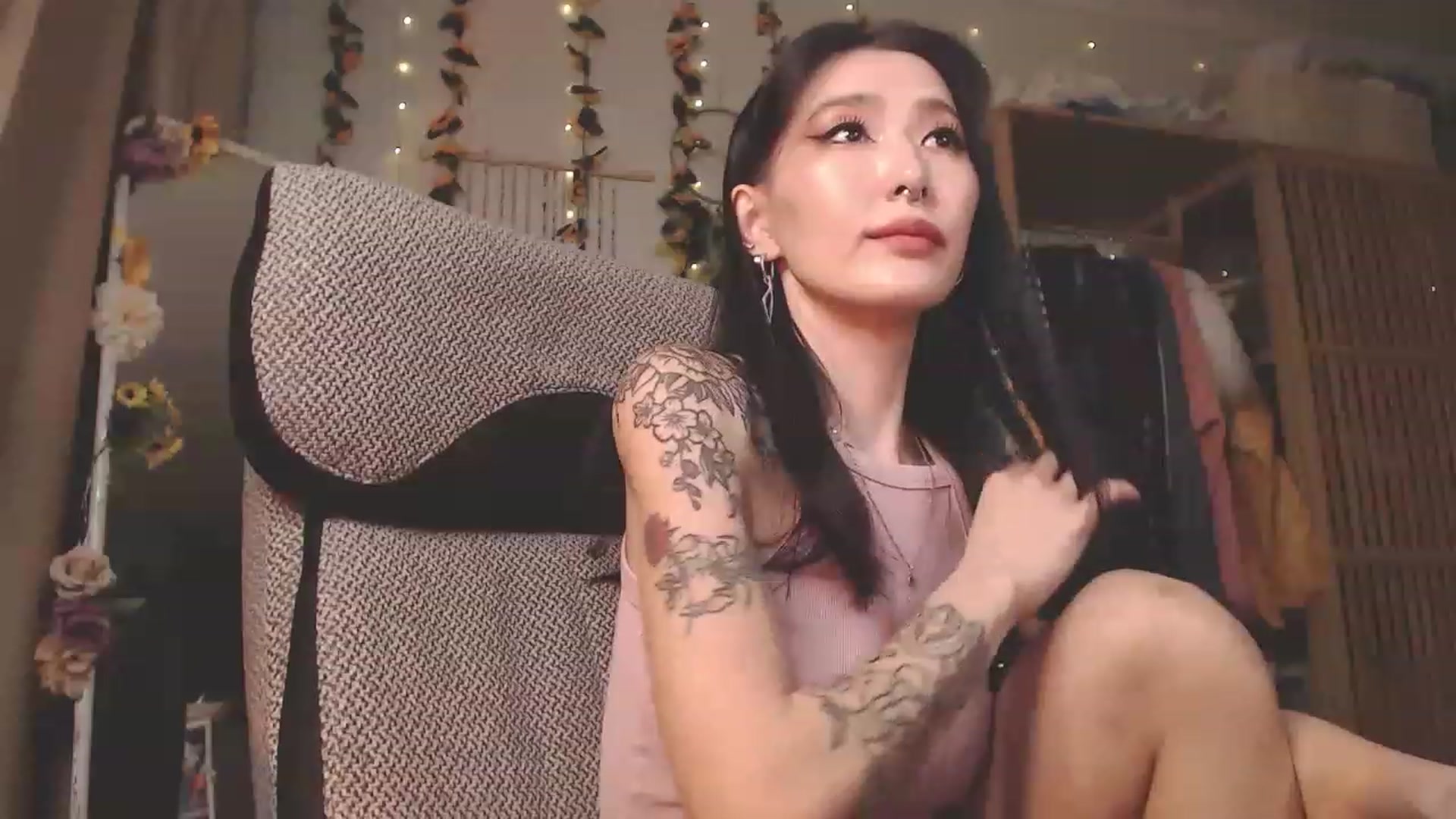 Gallery image thumbnail from KellyAsian's myfreecams stream on, 12/12/2022, 10:00 image 18 of 20