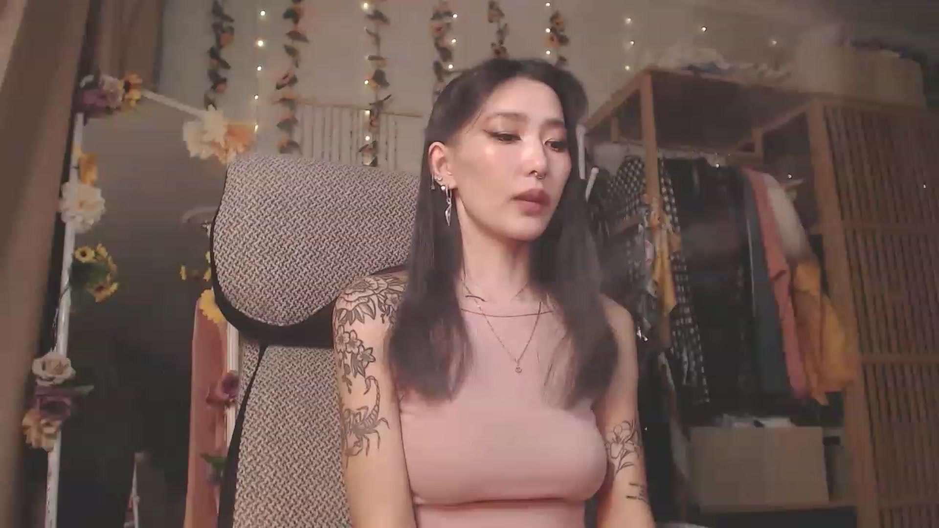 Gallery image thumbnail from KellyAsian's myfreecams stream on, 12/12/2022, 10:00 image 13 of 20