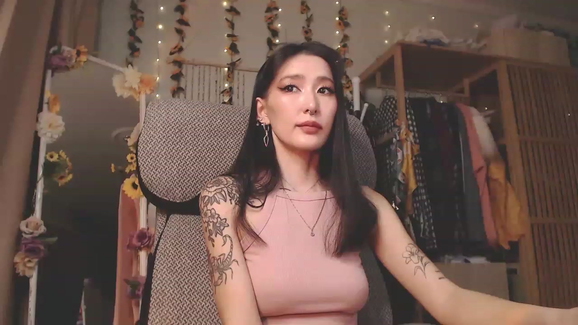 Gallery image thumbnail from KellyAsian's myfreecams stream on, 12/12/2022, 10:00 image 2 of 20
