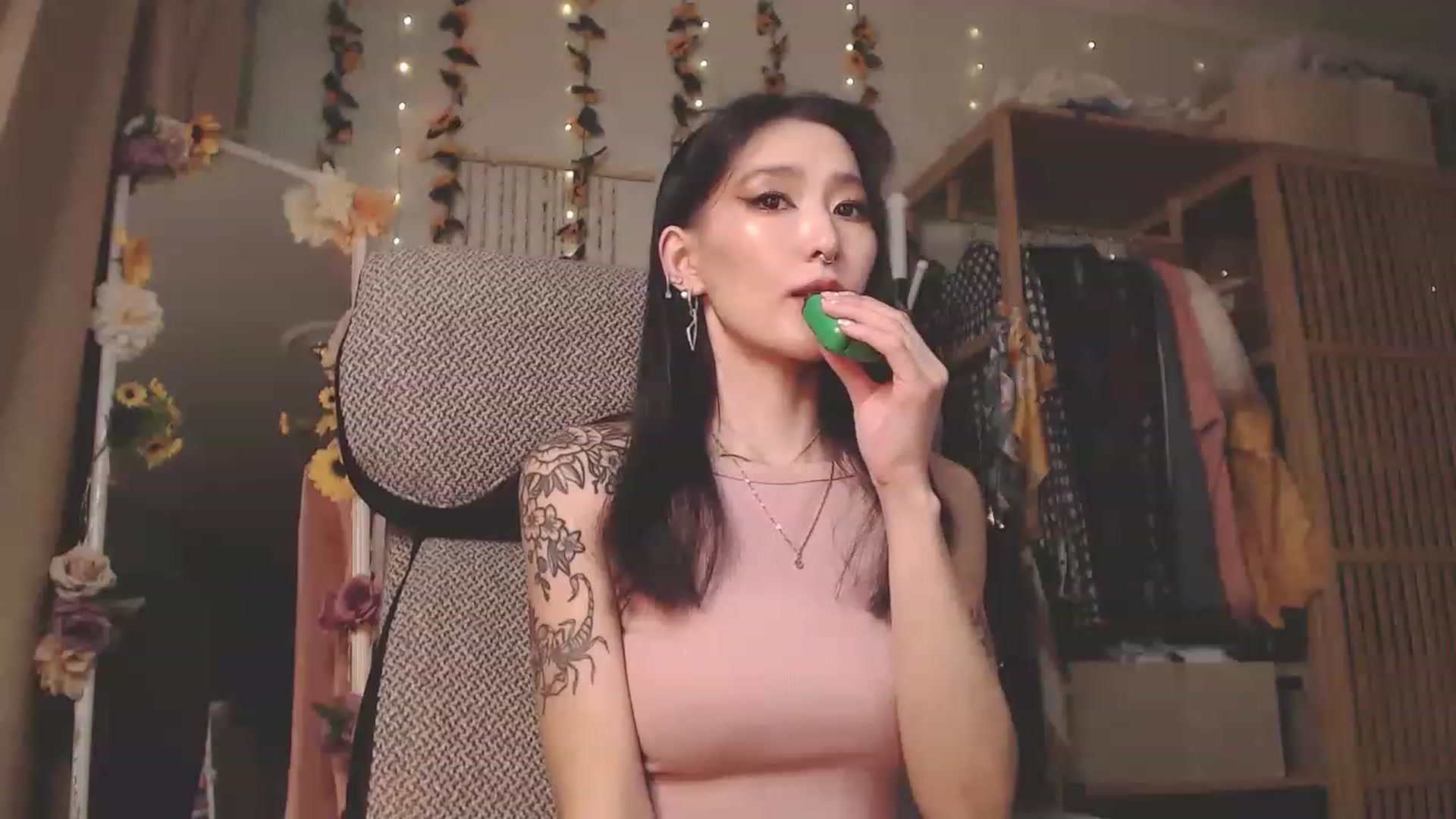 Gallery image thumbnail from KellyAsian's myfreecams stream on, 12/12/2022, 10:00 image 12 of 20