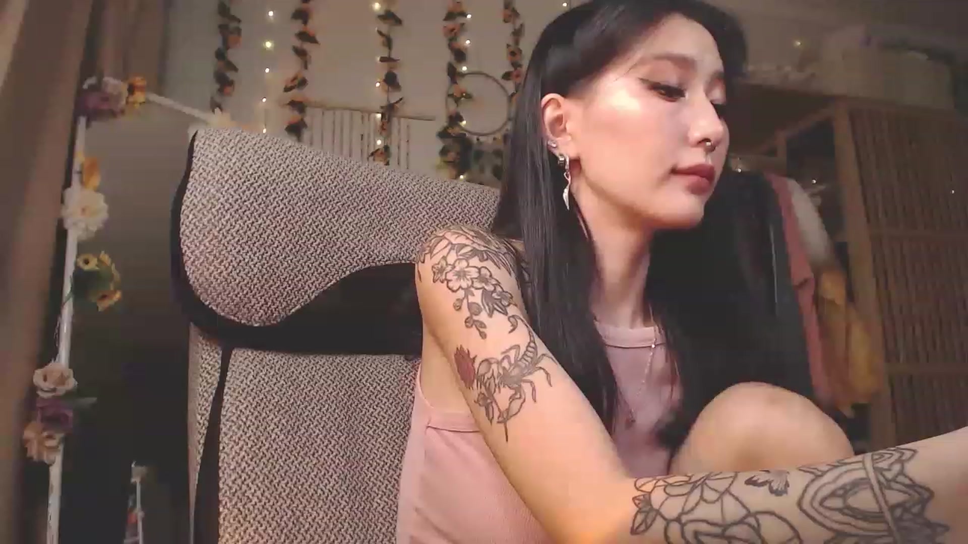 Gallery image thumbnail from KellyAsian's myfreecams stream on, 12/12/2022, 10:00 image 19 of 20