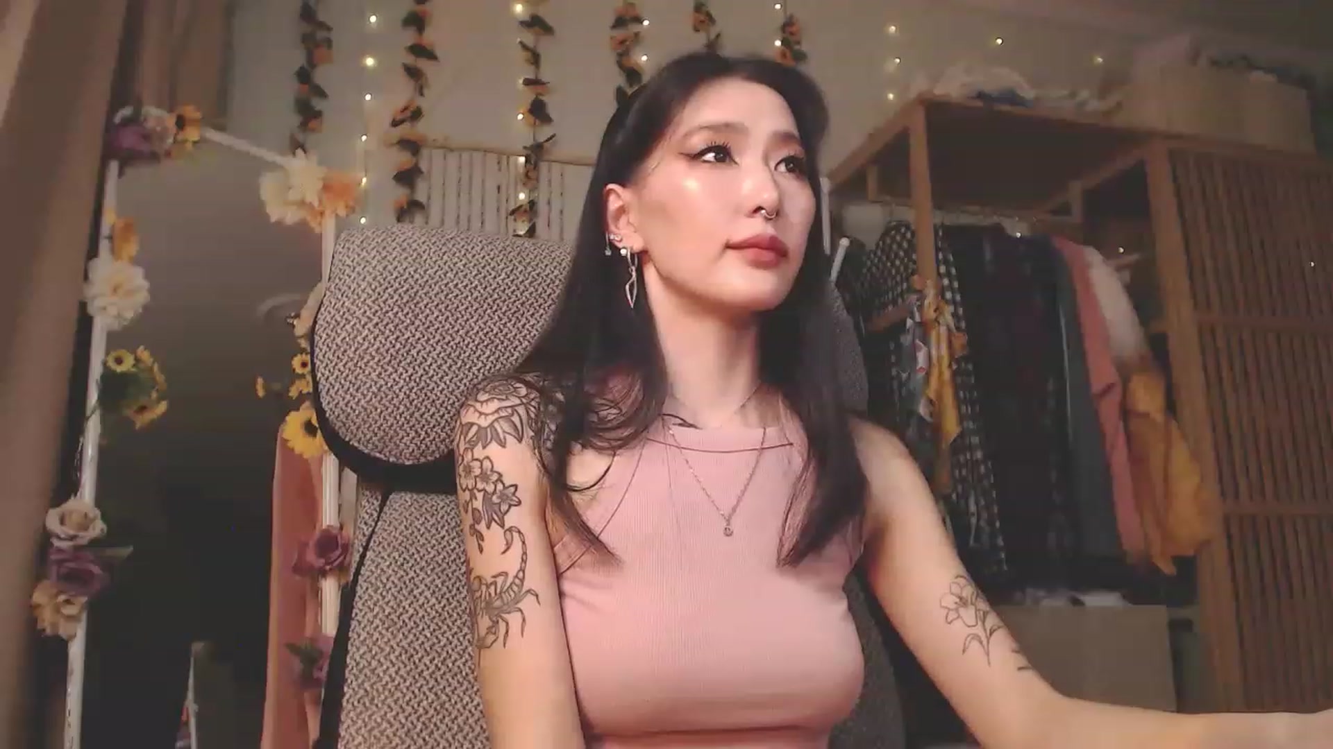 Gallery image thumbnail from KellyAsian's myfreecams stream on, 12/12/2022, 10:00 image 5 of 20