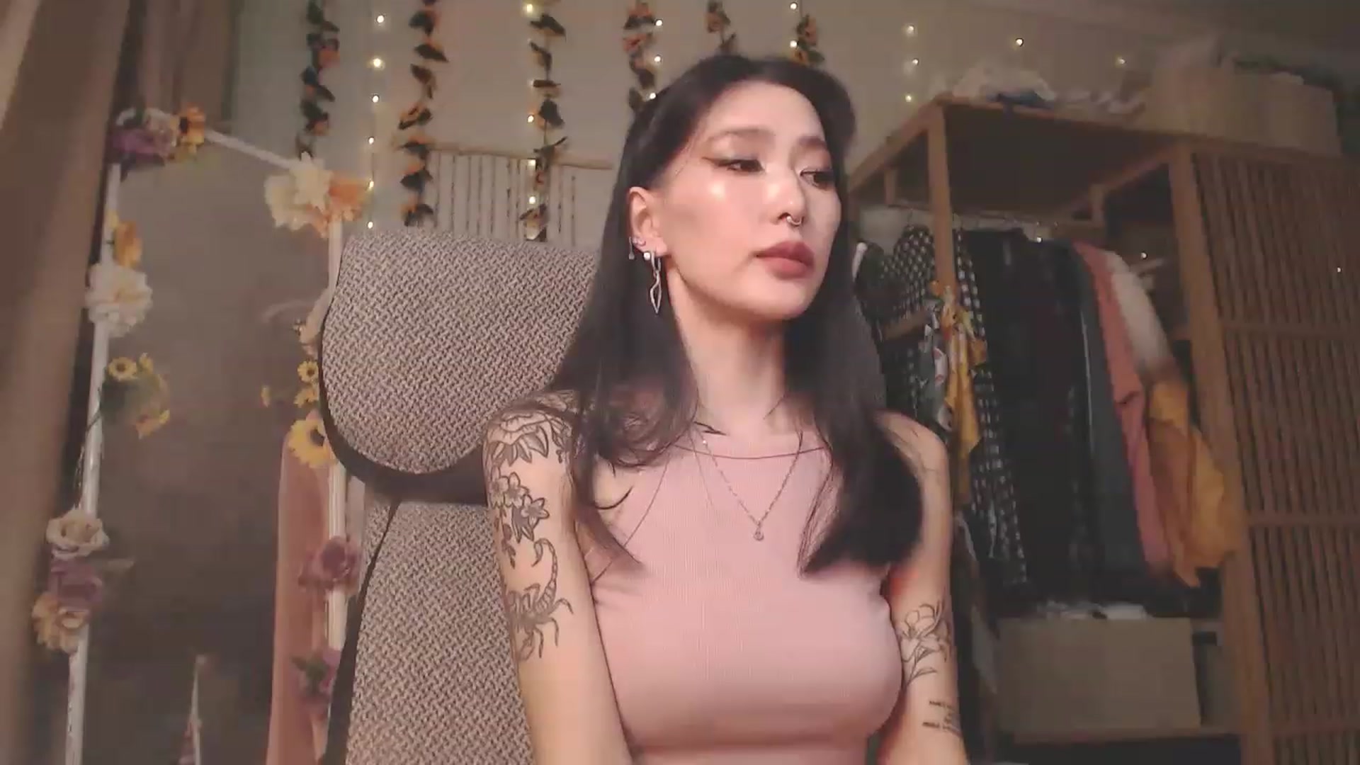 Gallery image thumbnail from KellyAsian's myfreecams stream on, 12/12/2022, 10:00 image 6 of 20