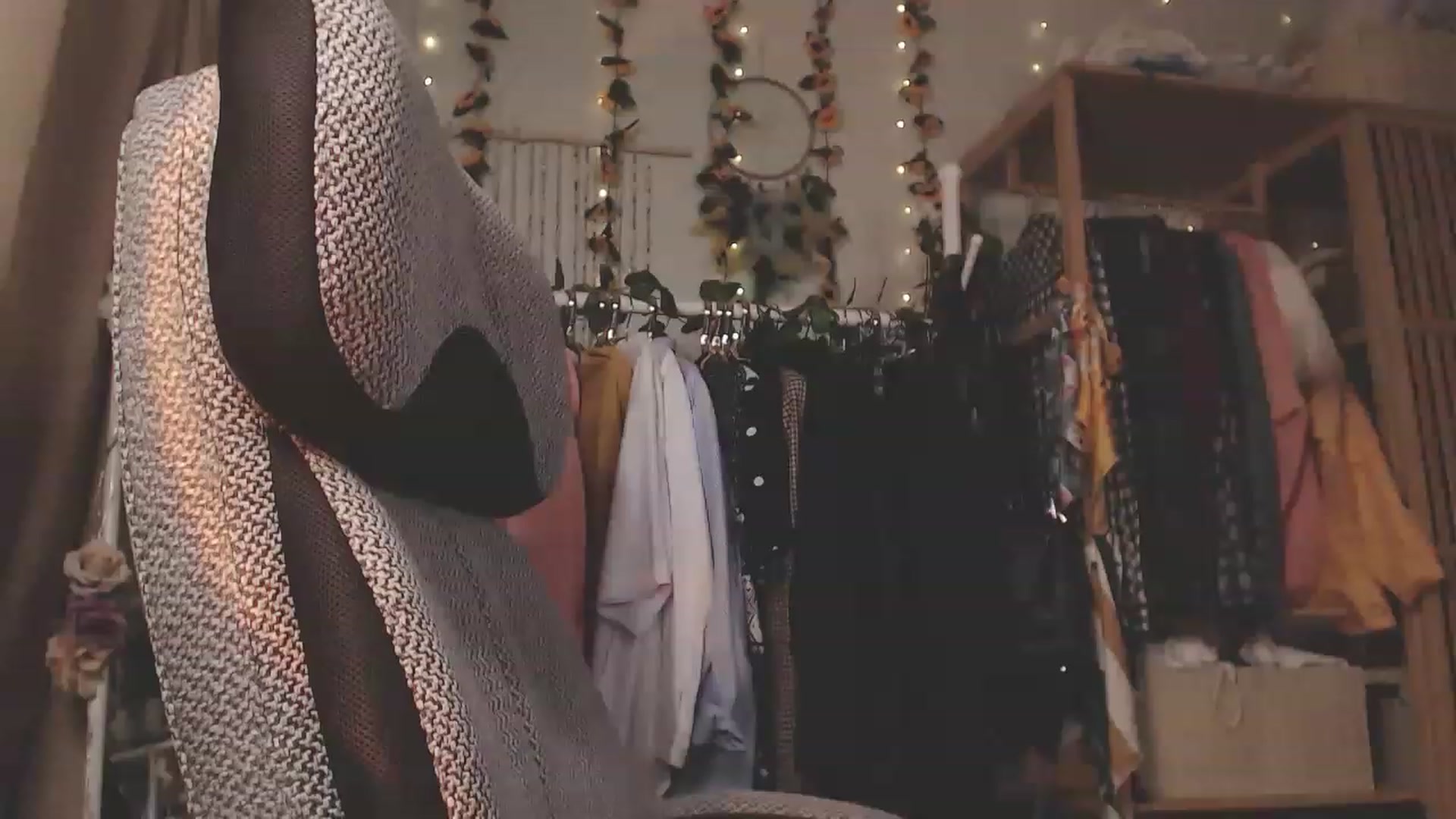Gallery image thumbnail from KellyAsian's myfreecams stream on, 12/12/2022, 17:56 image 9 of 20