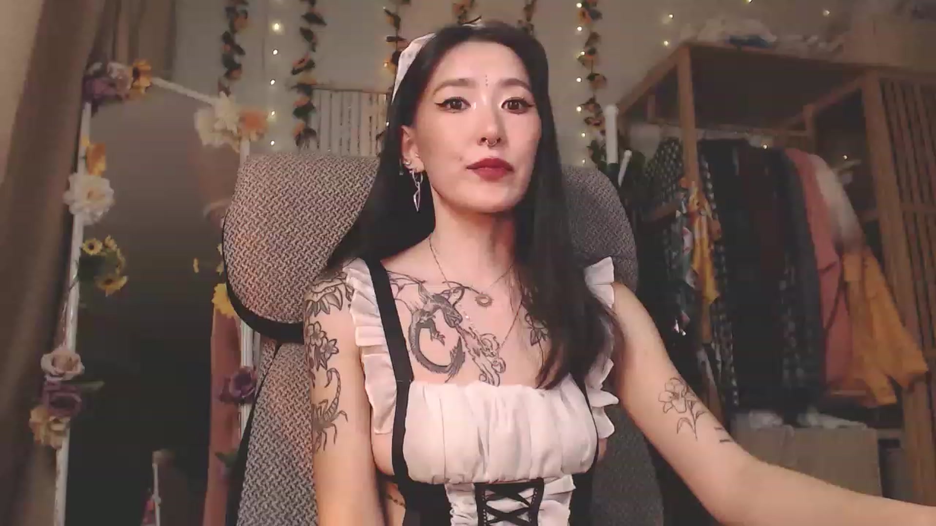 Gallery image thumbnail from KellyAsian's myfreecams stream on, 12/12/2022, 17:56 image 12 of 20