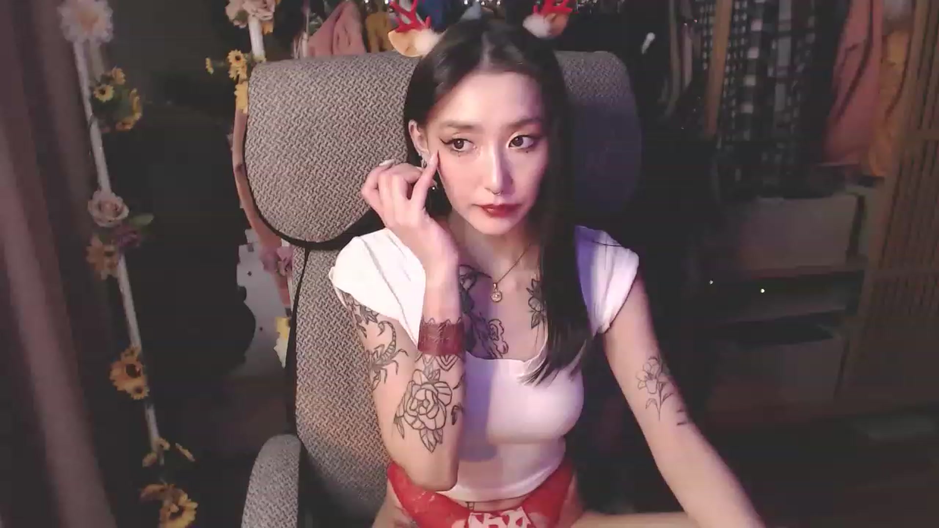 Gallery image thumbnail from KellyAsian's myfreecams stream on, 12/24/2022, 18:56 image 18 of 20
