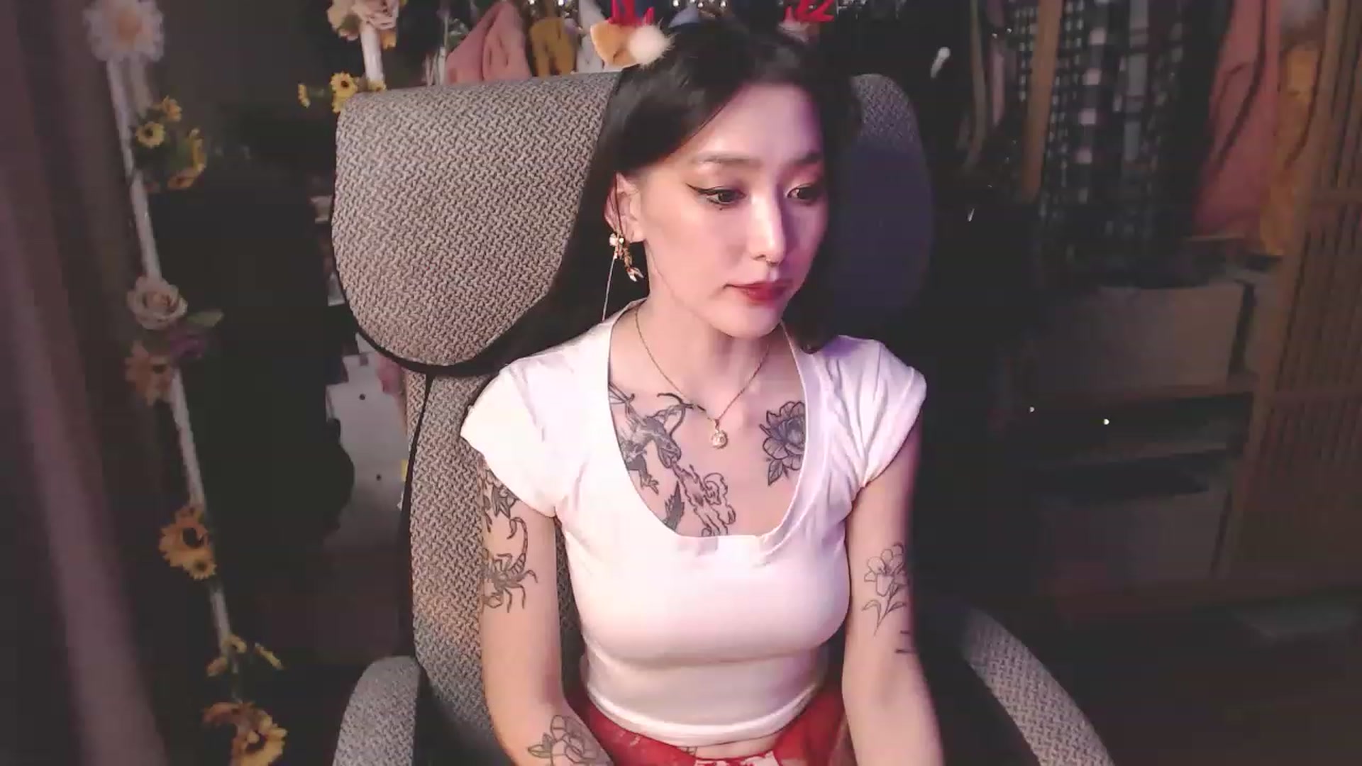 Gallery image thumbnail from KellyAsian's myfreecams stream on, 12/24/2022, 18:56 image 8 of 20