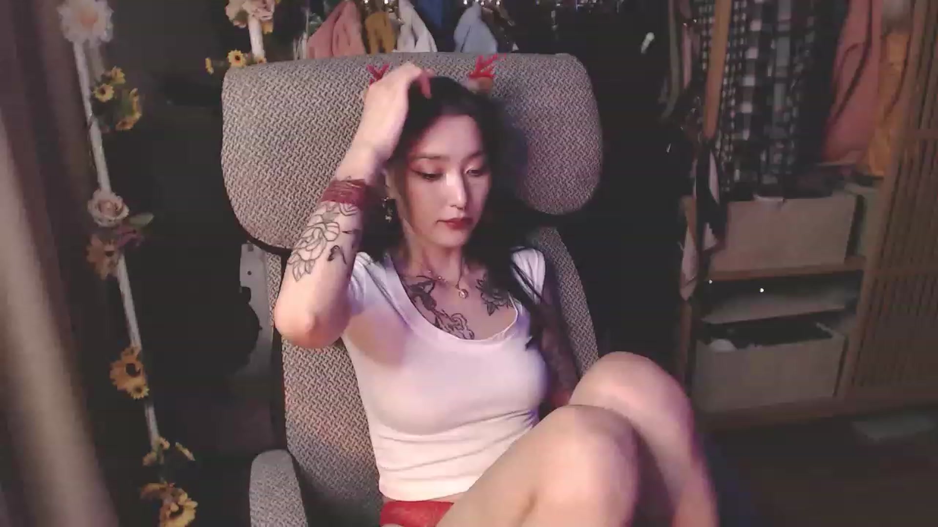 Gallery image thumbnail from KellyAsian's myfreecams stream on, 12/24/2022, 19:09 image 19 of 20